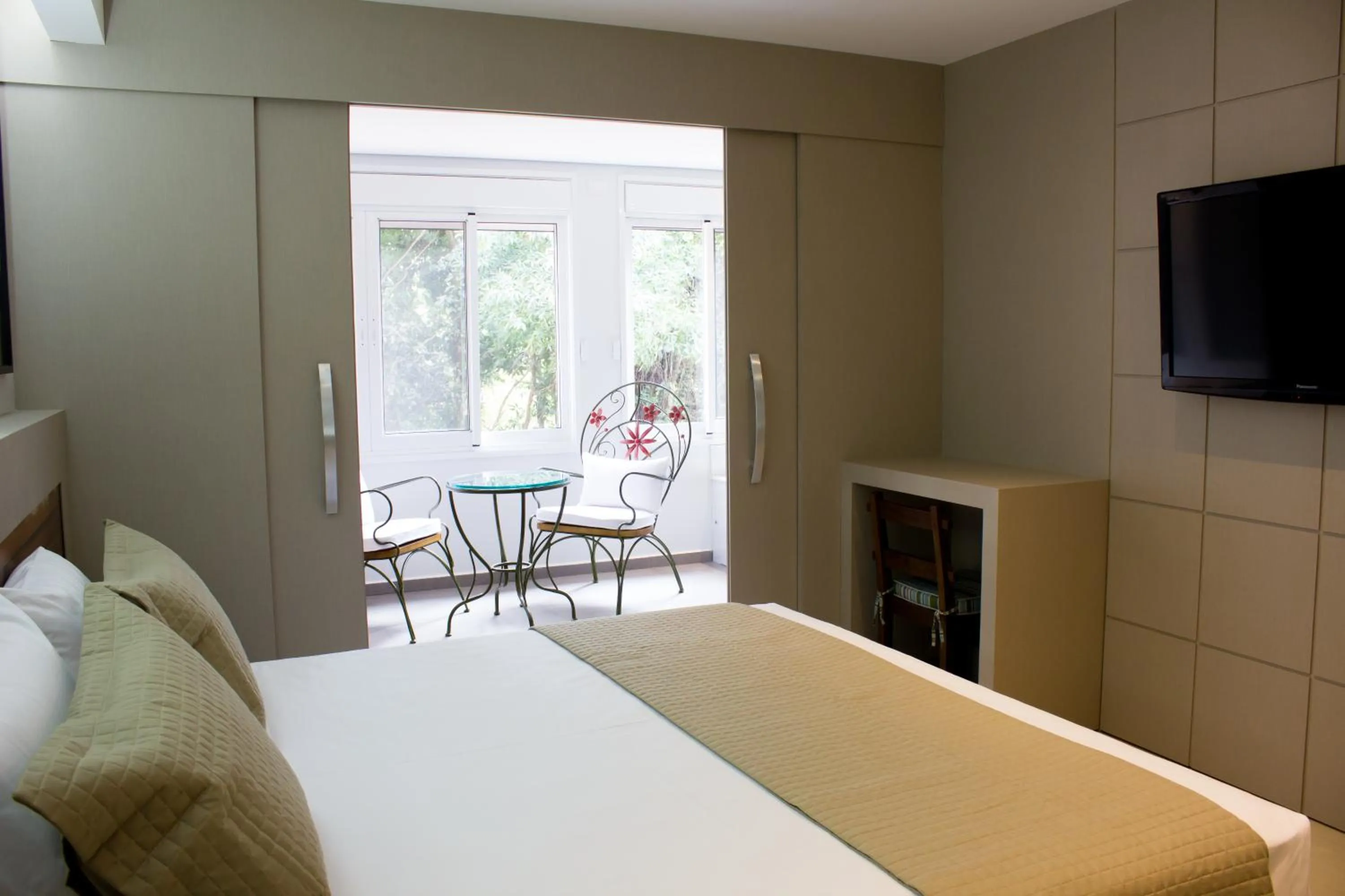 Balcony/Terrace, Bed in Hotel Pousada do Bosque
