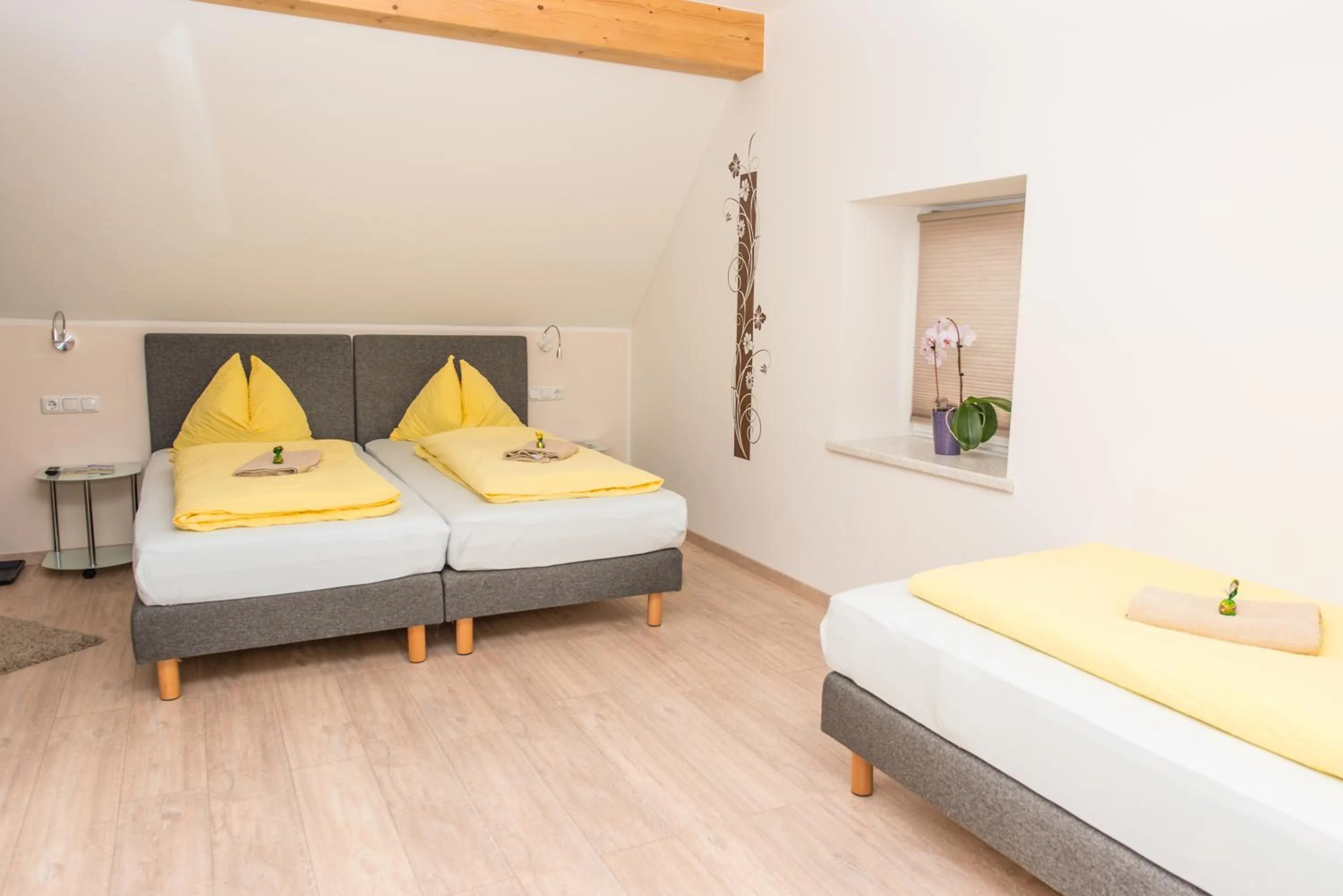 Bed in Ferienwohnungen und Zimmer Yassi