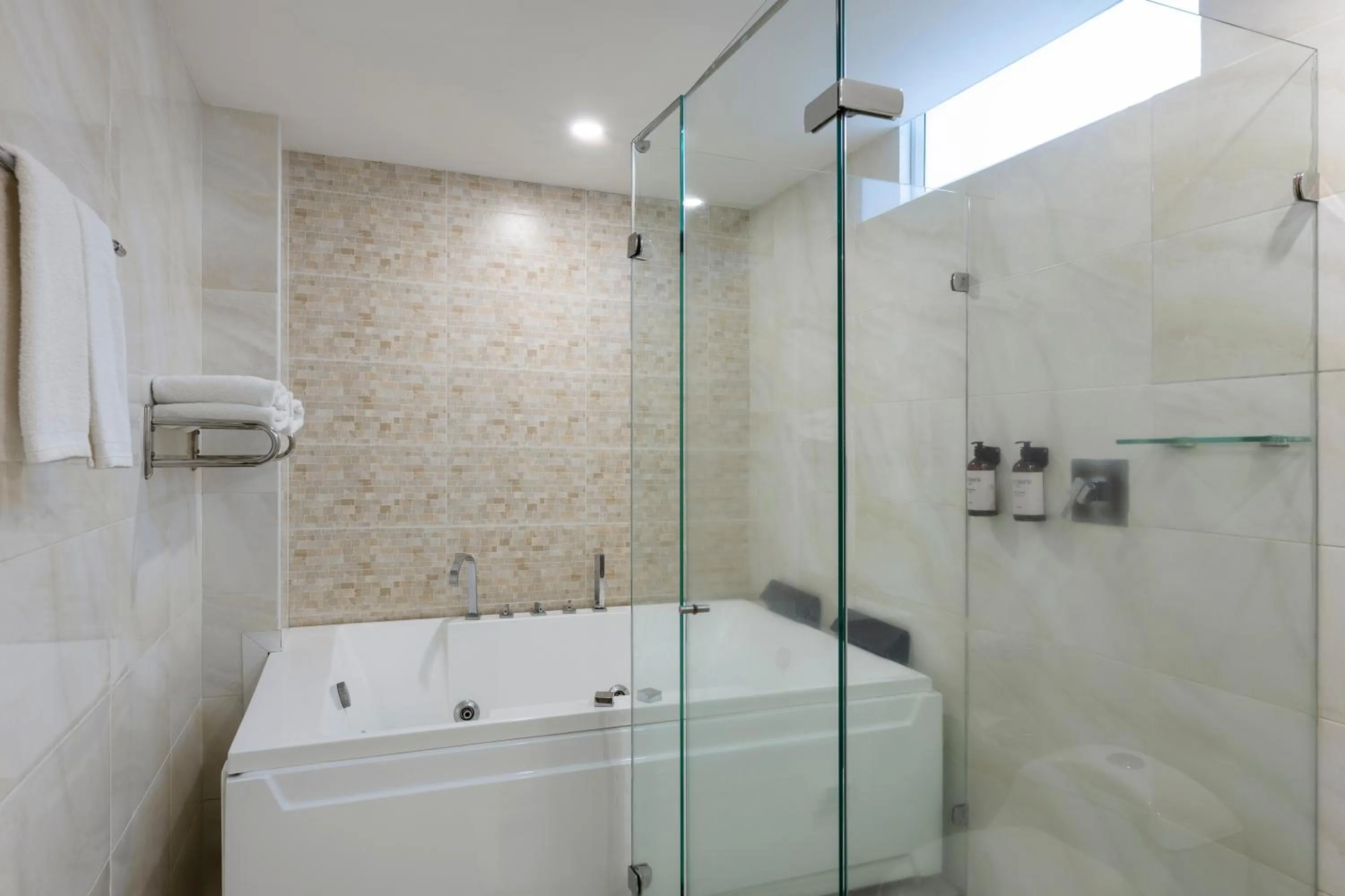 Shower in Hotel MS Ciudad Jardin