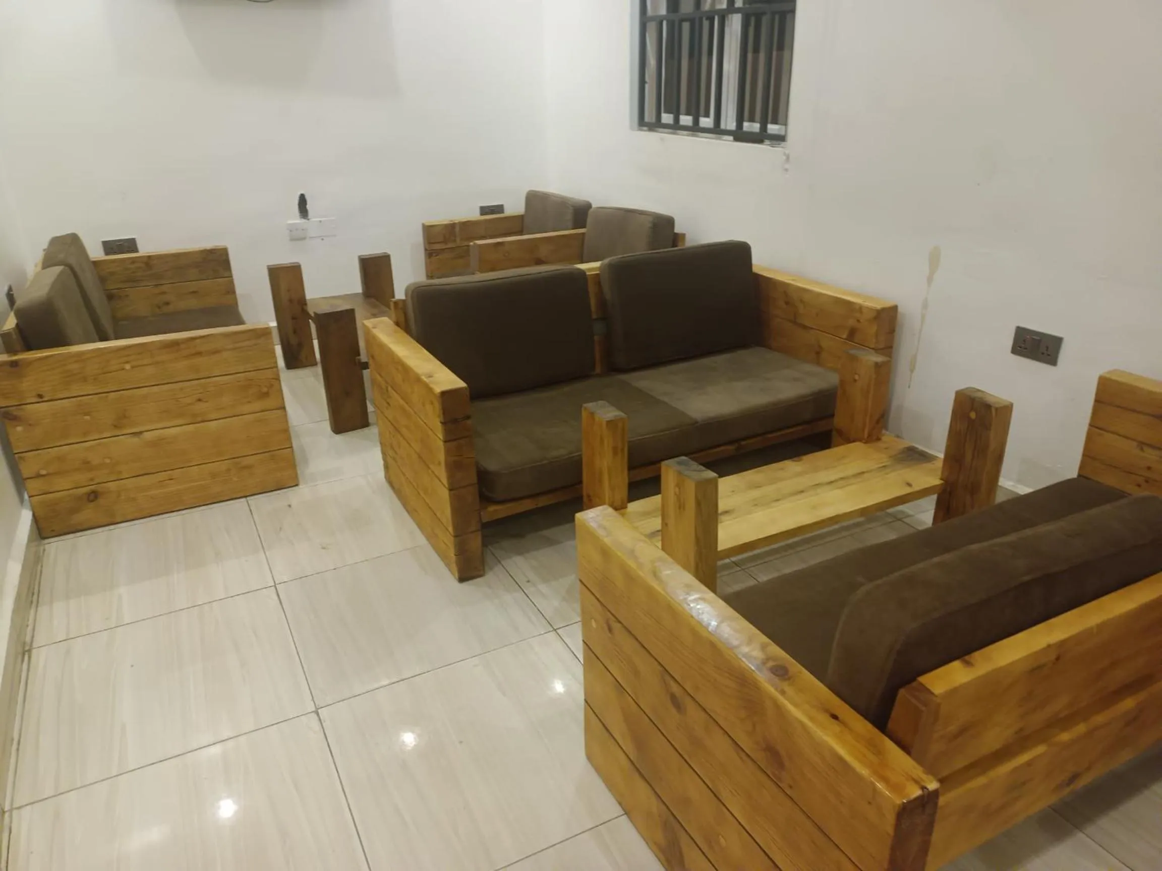 Restaurant/places to eat in Skenyo Hotel & Apartments