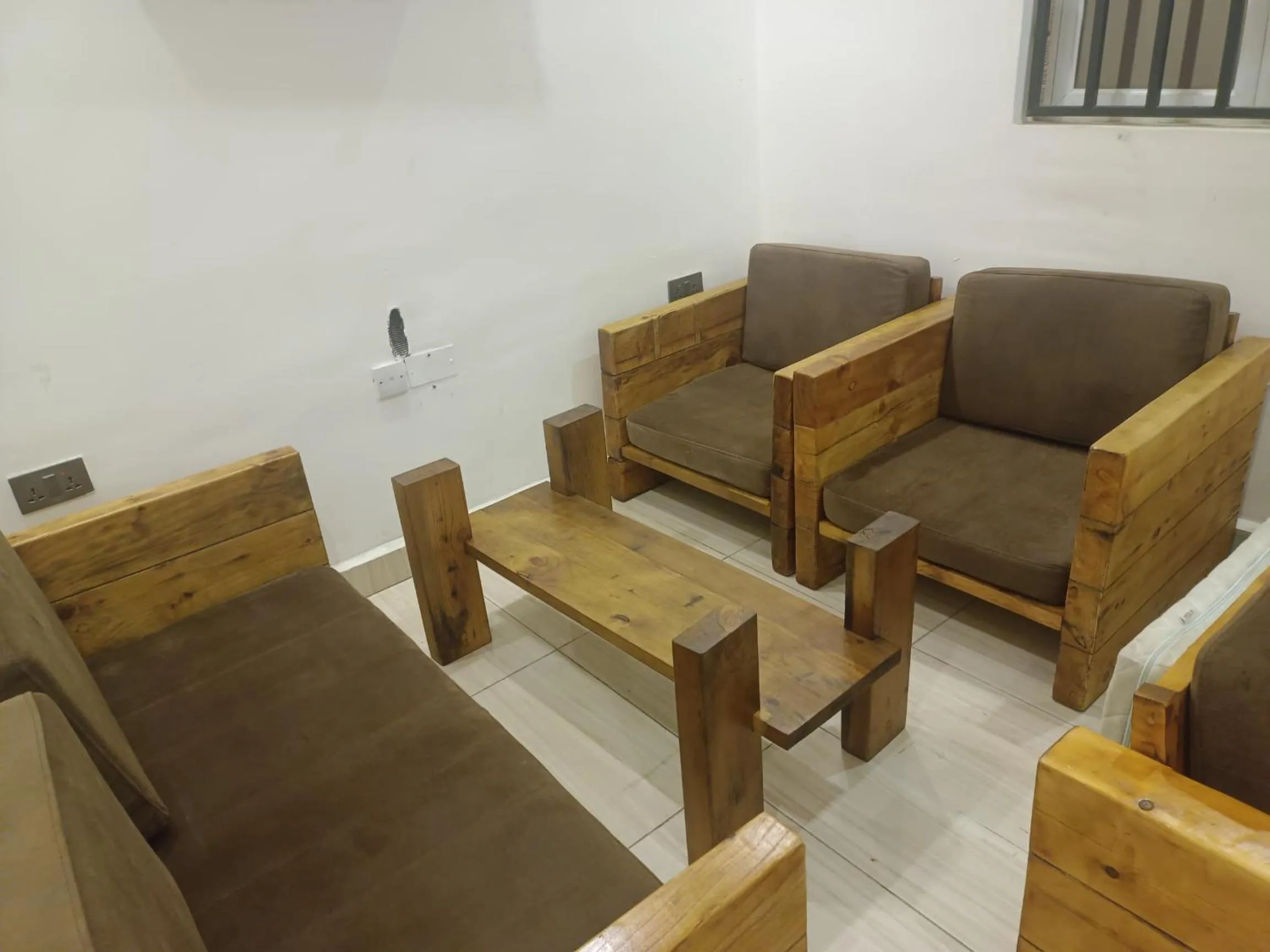 Restaurant/places to eat in Skenyo Hotel & Apartments