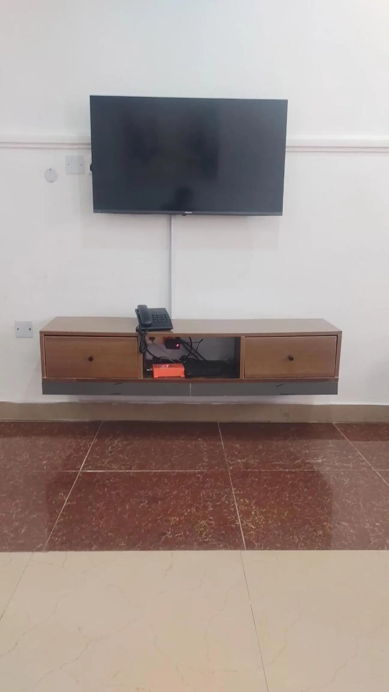 TV and multimedia in Skenyo Hotel & Apartments