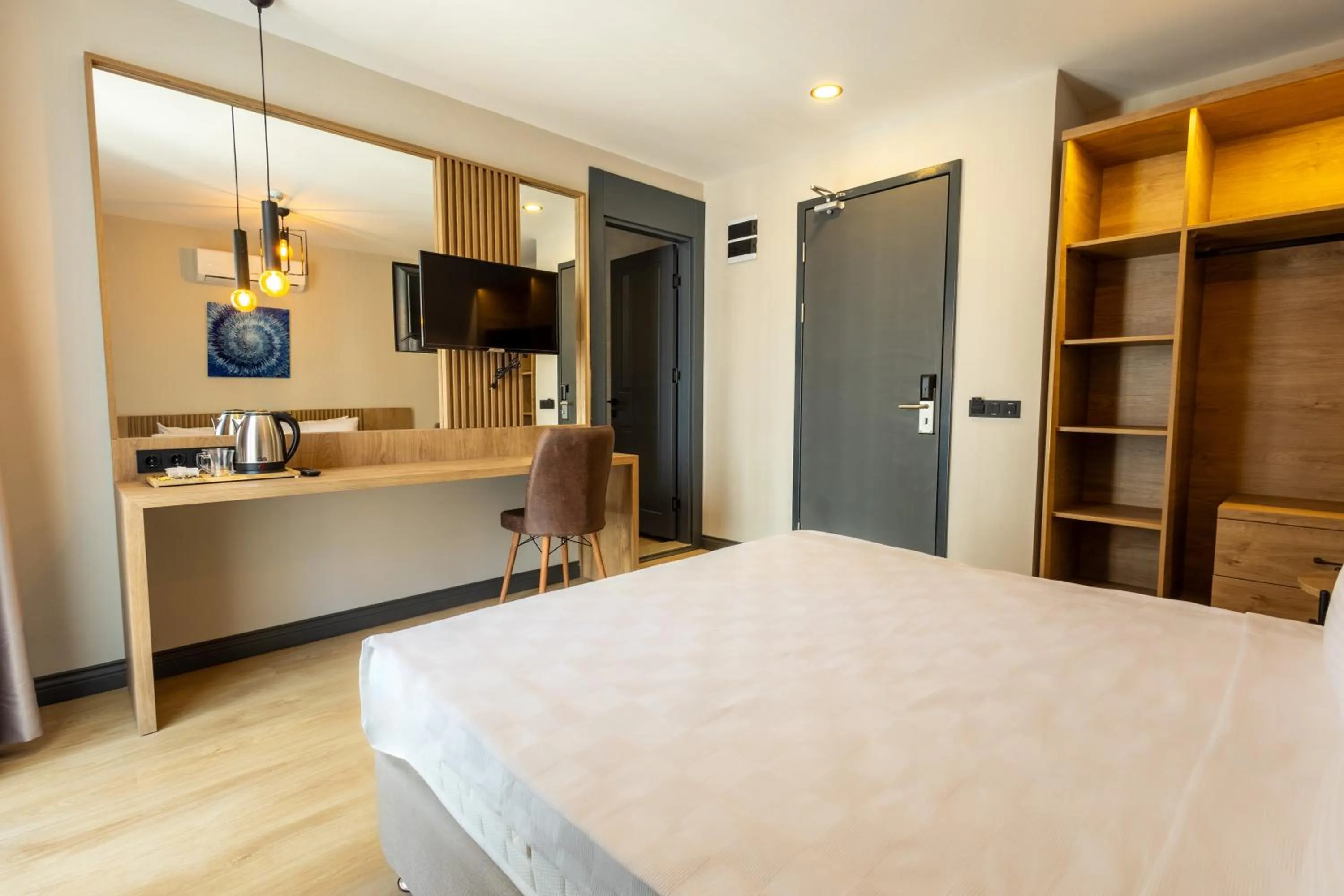 Photo of the whole room, Bed in LELİKO SUITES