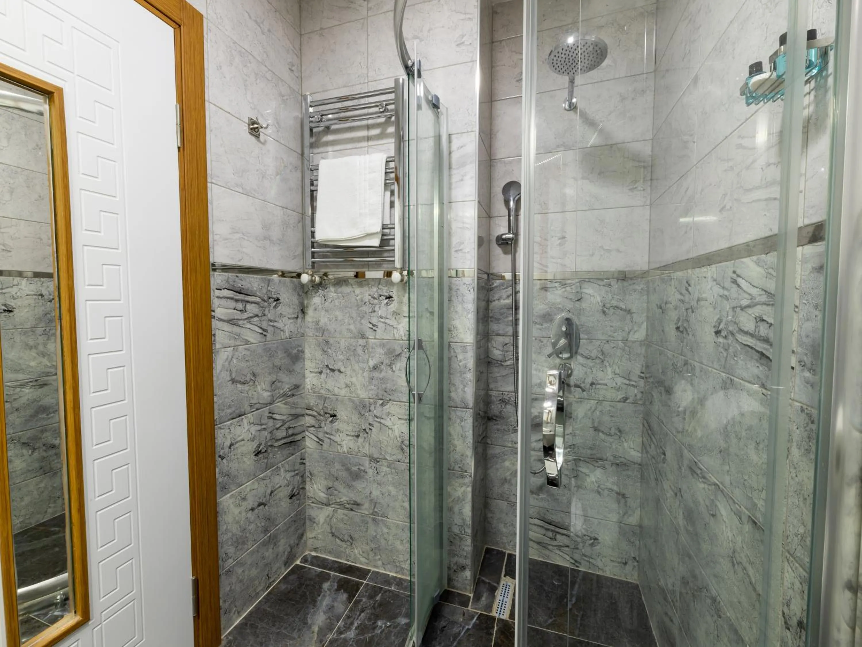 Shower in GALATAGREENAPPLEHOTEL