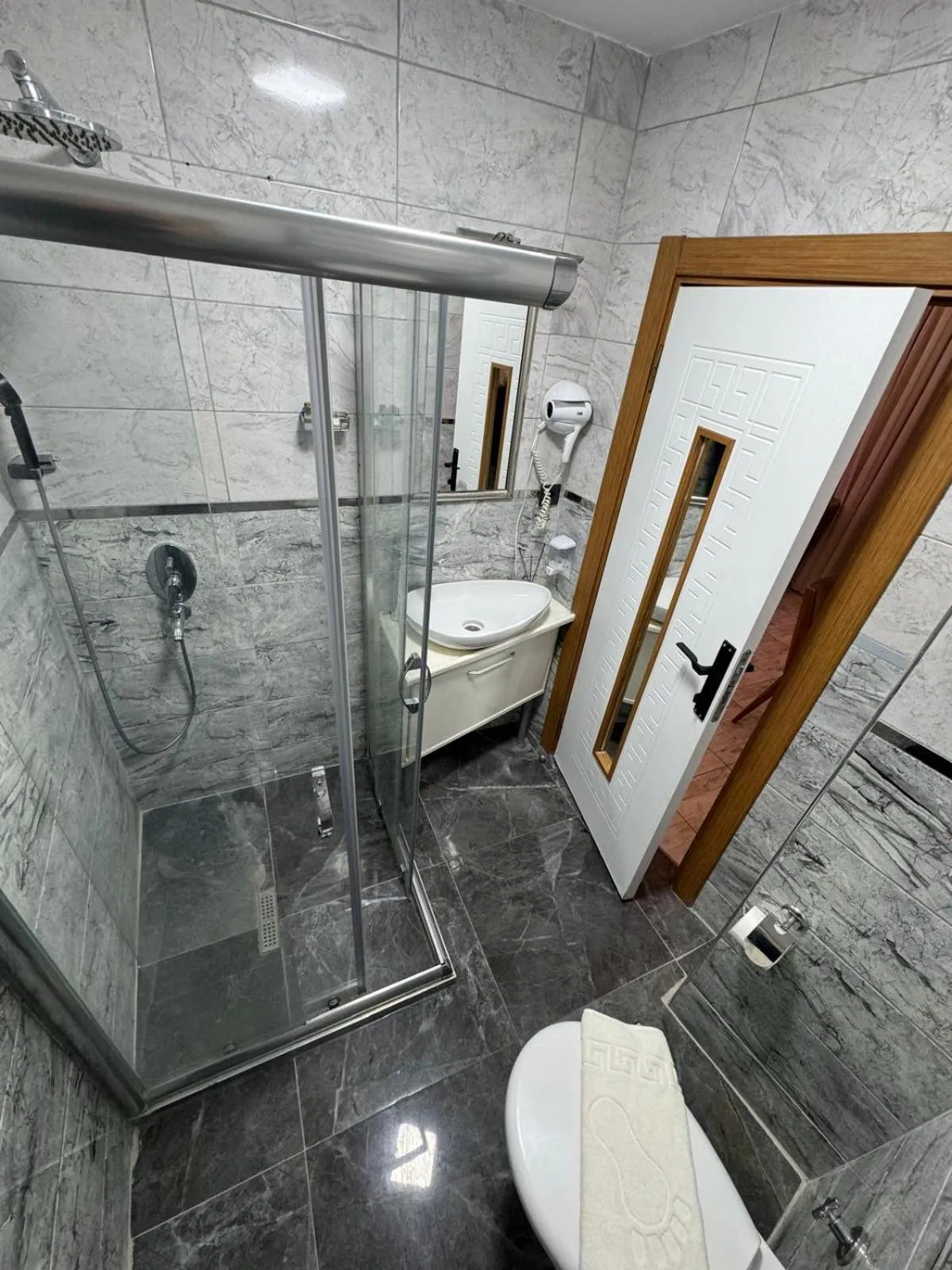 Shower in GALATAGREENAPPLEHOTEL