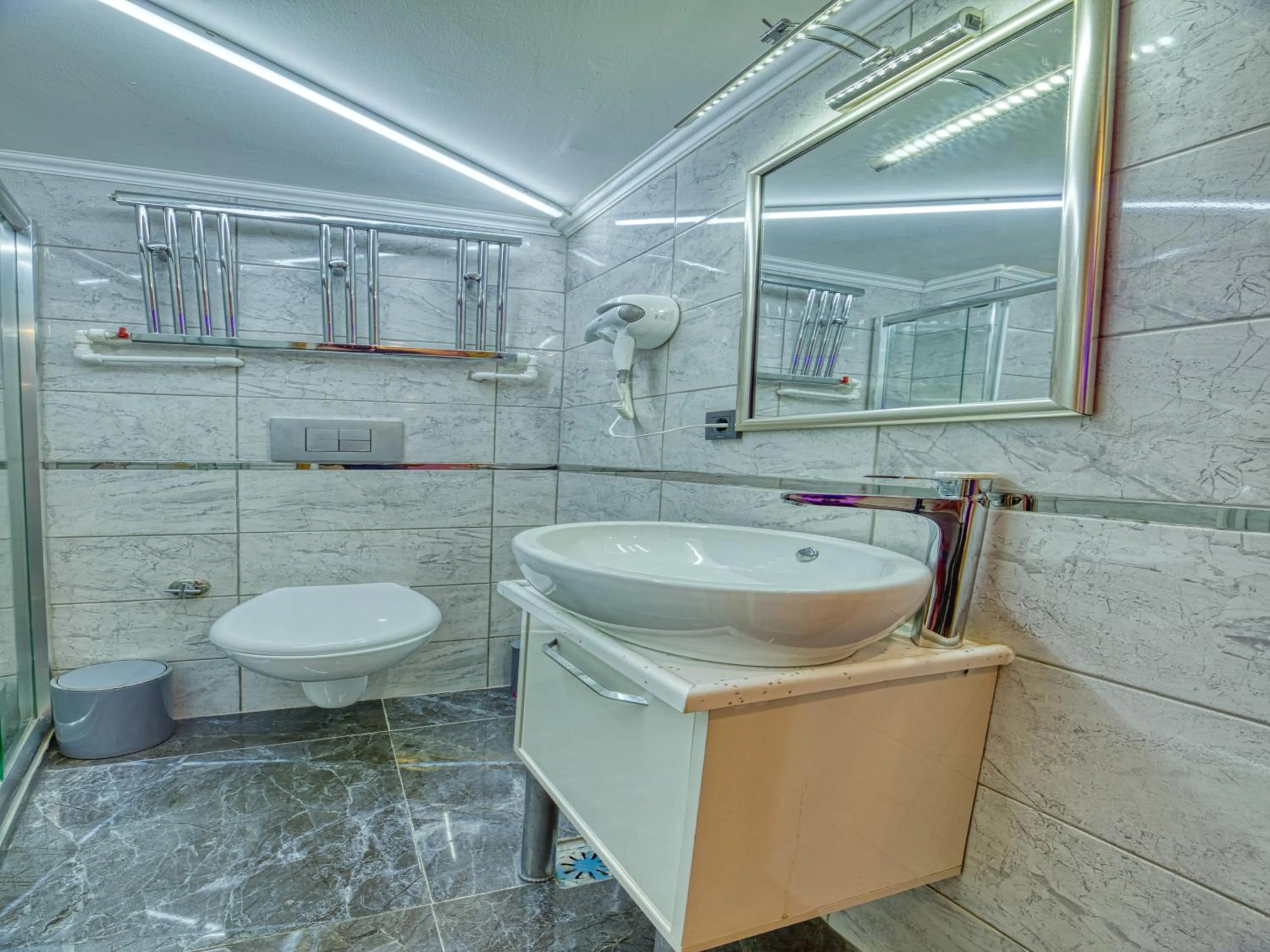 Toilet in GALATAGREENAPPLEHOTEL