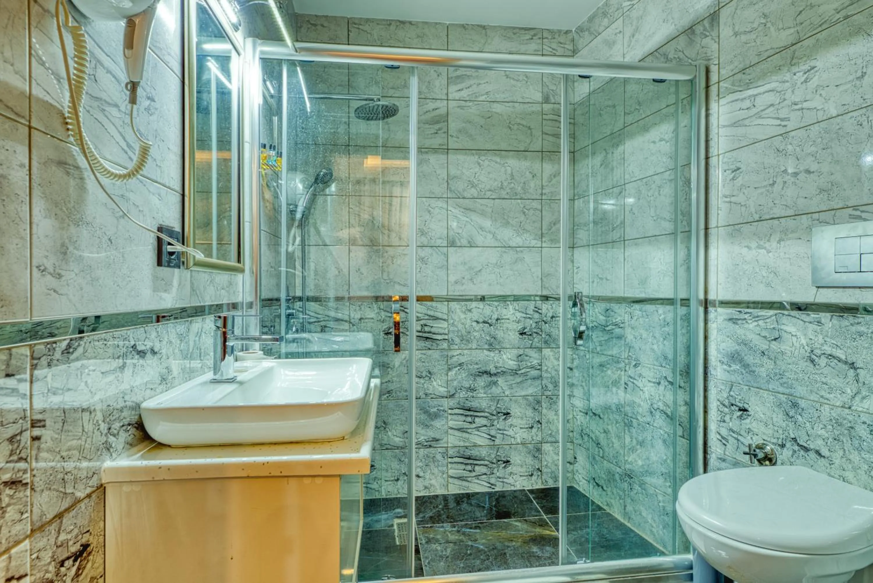 Shower in GALATAGREENAPPLEHOTEL