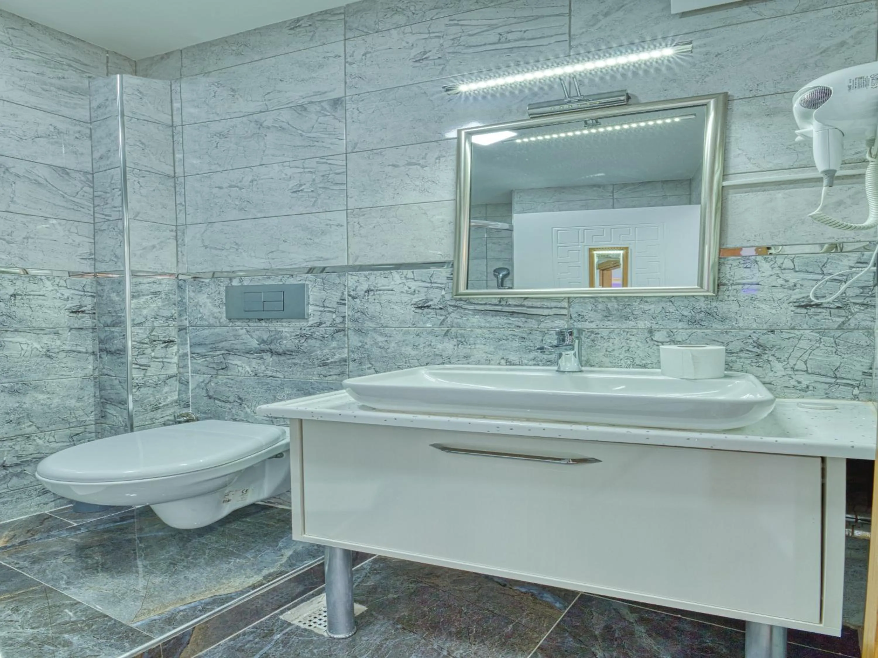 Shower in GALATAGREENAPPLEHOTEL