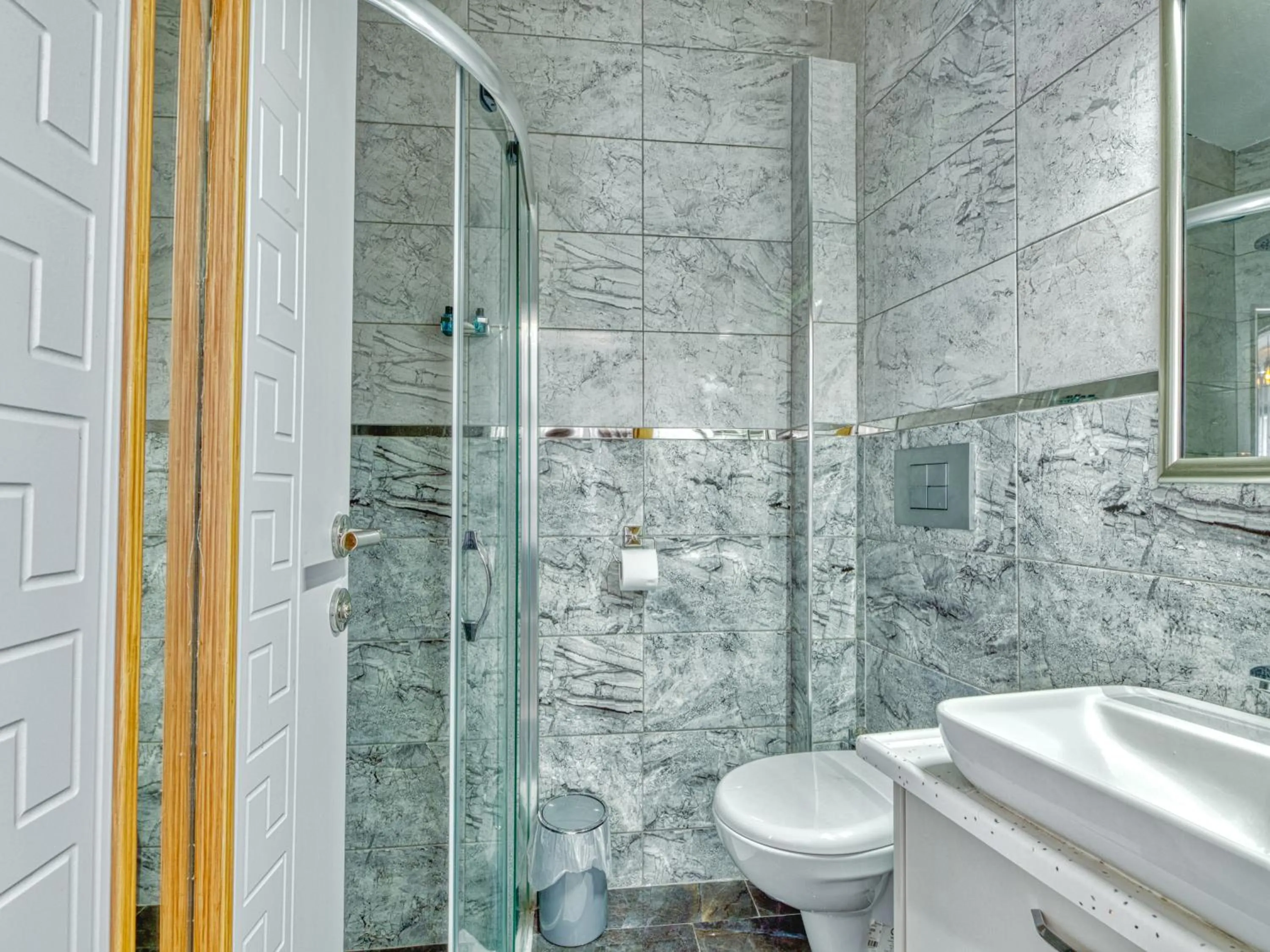 Shower in GALATAGREENAPPLEHOTEL