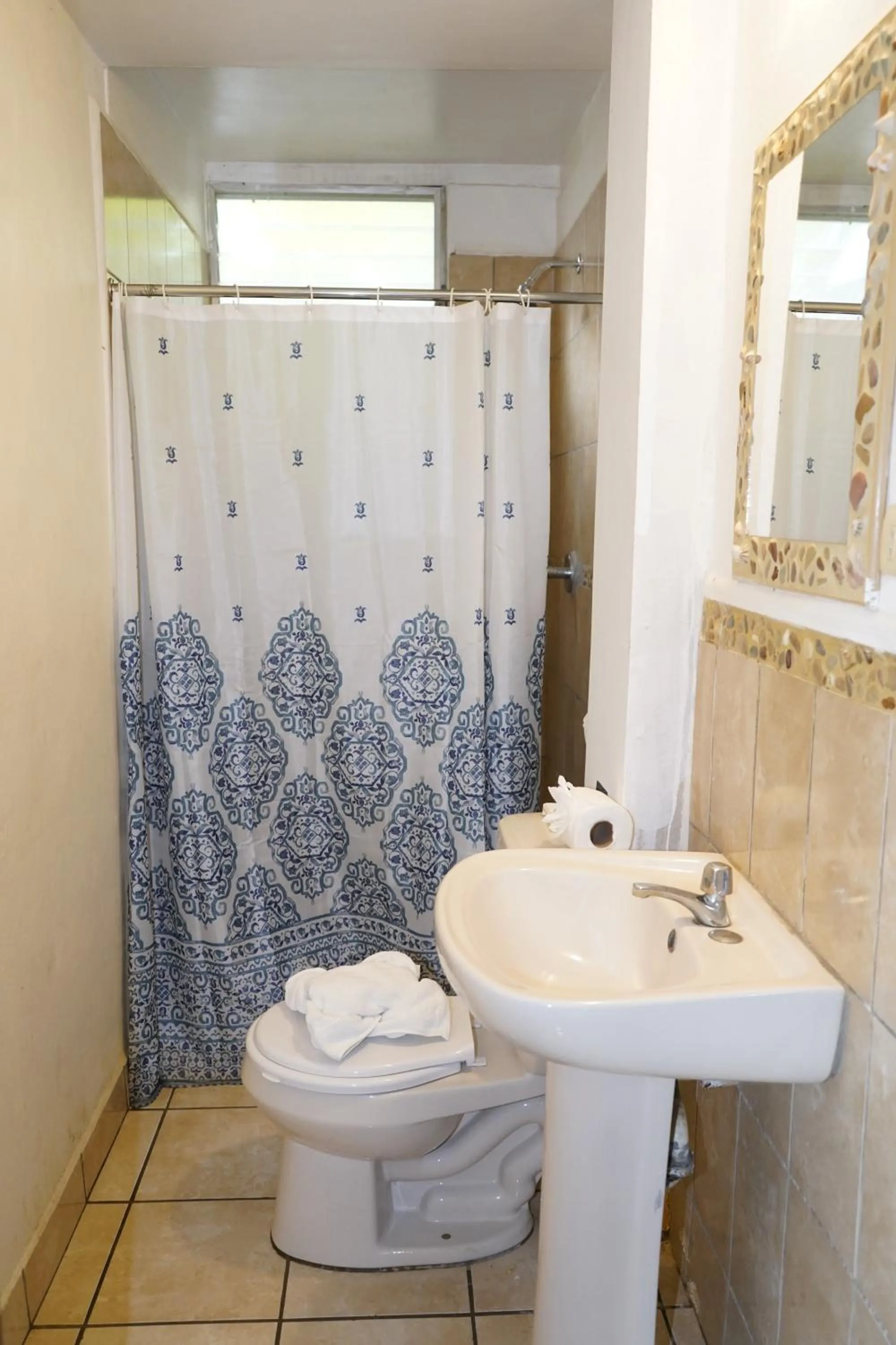 Shower in El Pacifico Hotel