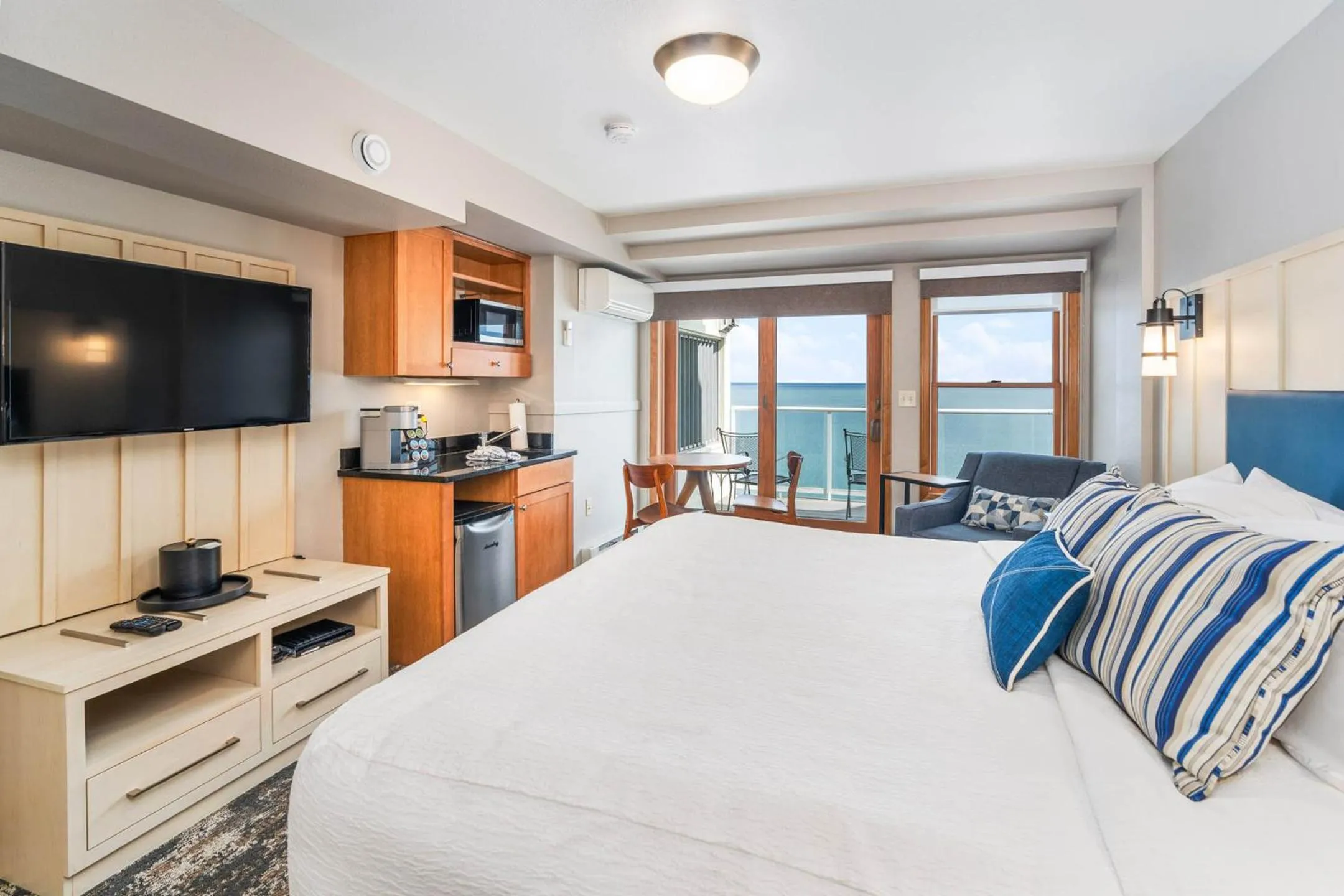 Photo of the whole room, Bed in Beacon Pointe on Lake Superior