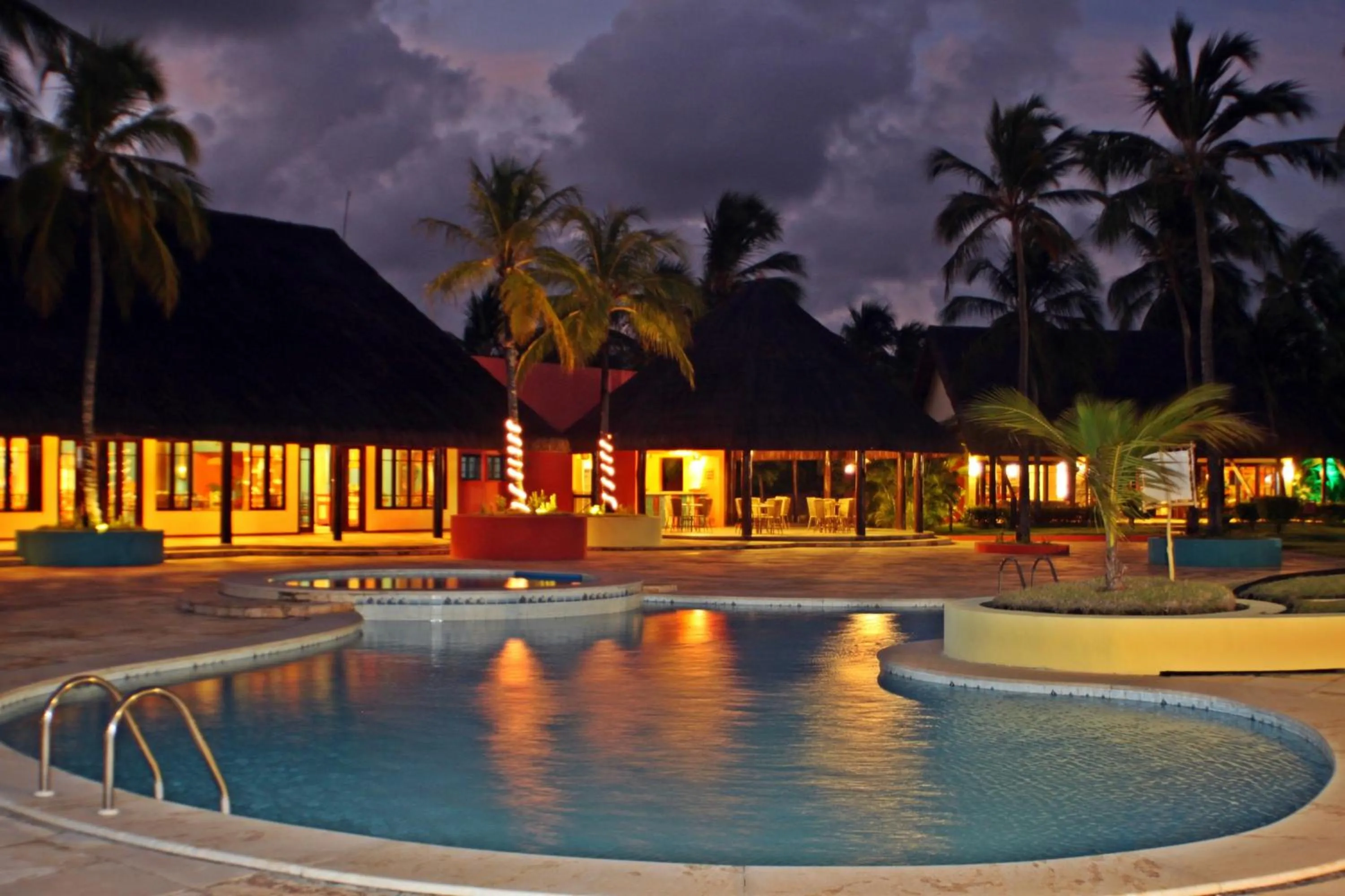 Swimming pool in Siri Paraiso Hotel