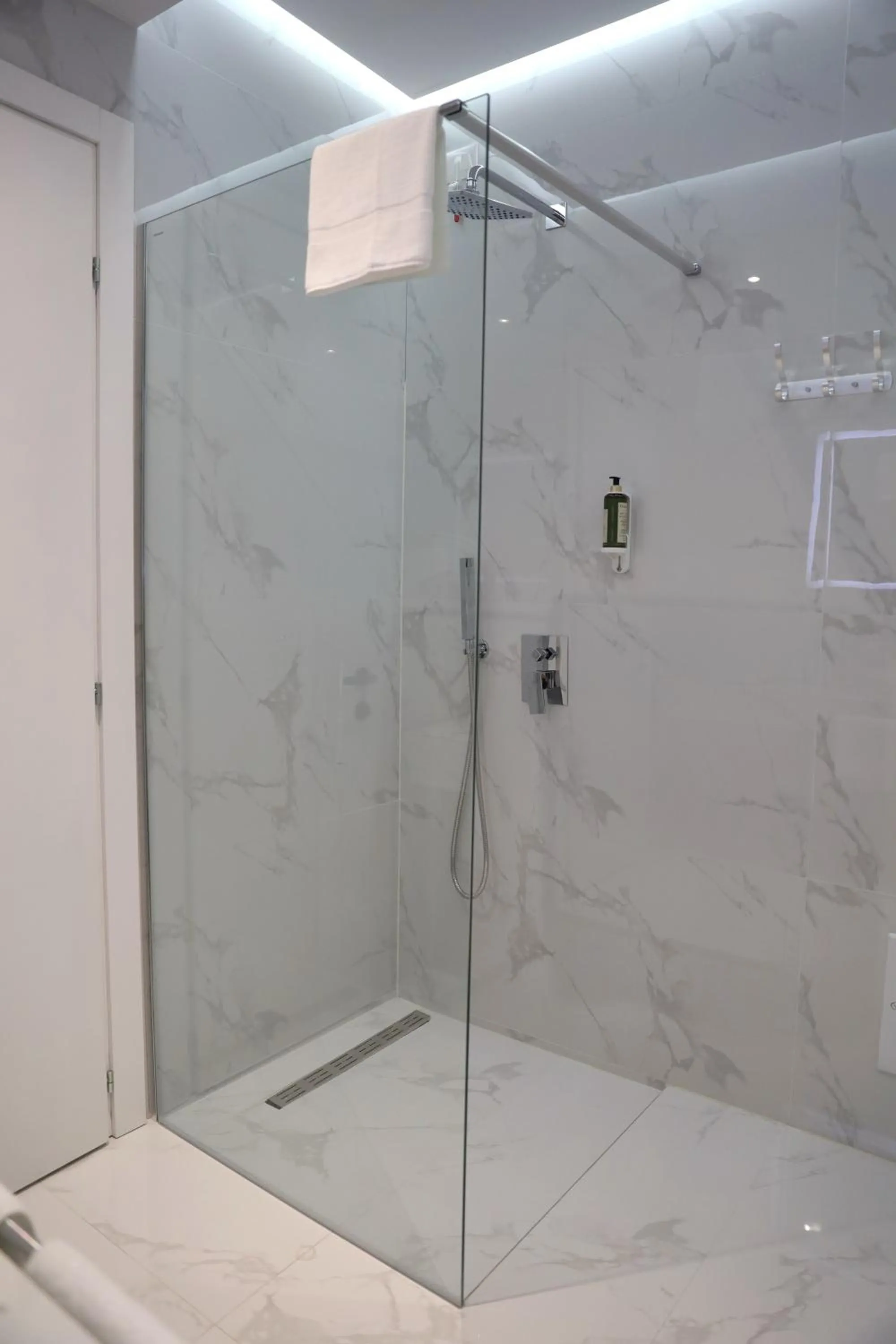 Shower in Metro Hotel Terminal