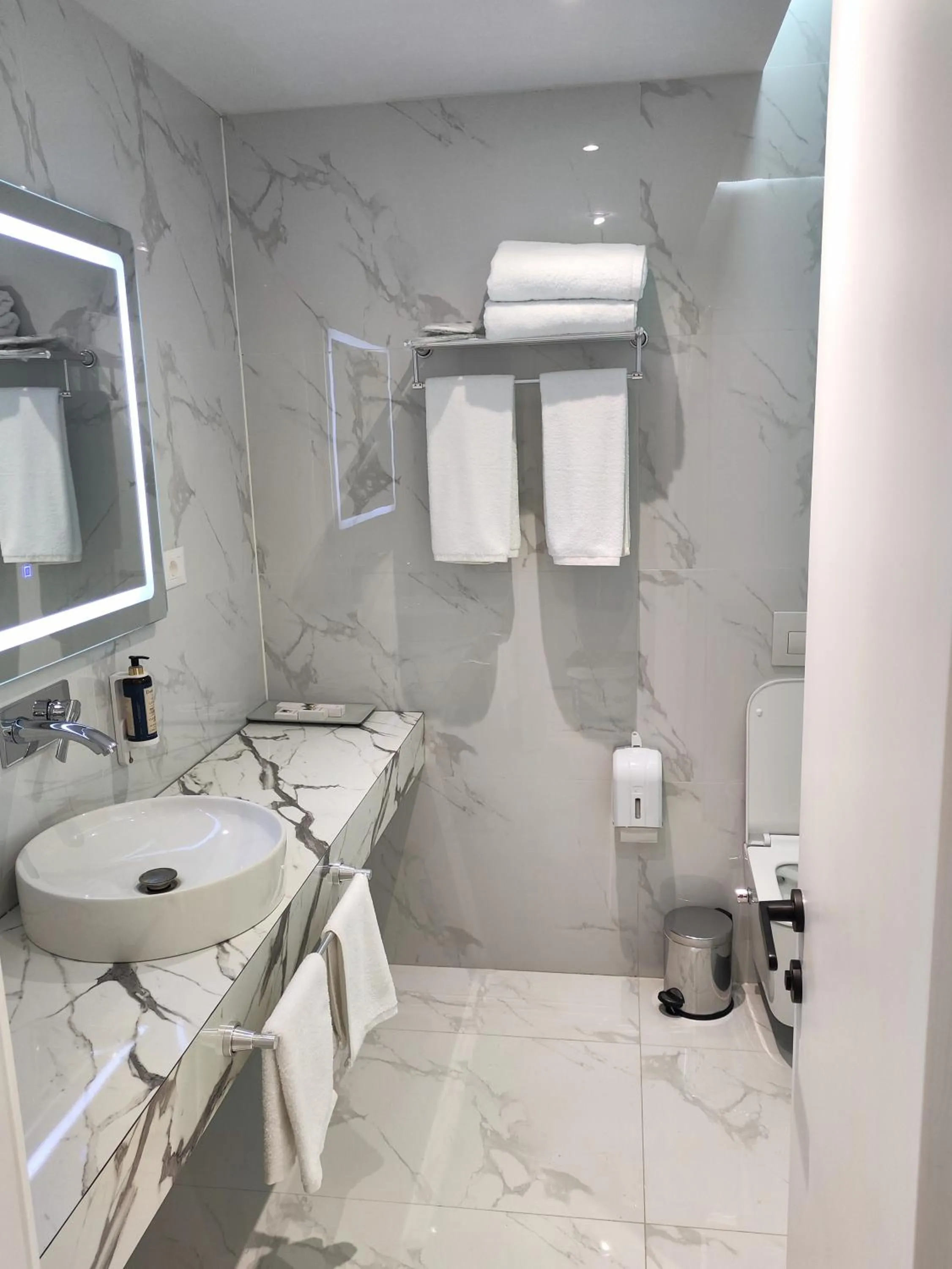 Shower in Metro Hotel Terminal