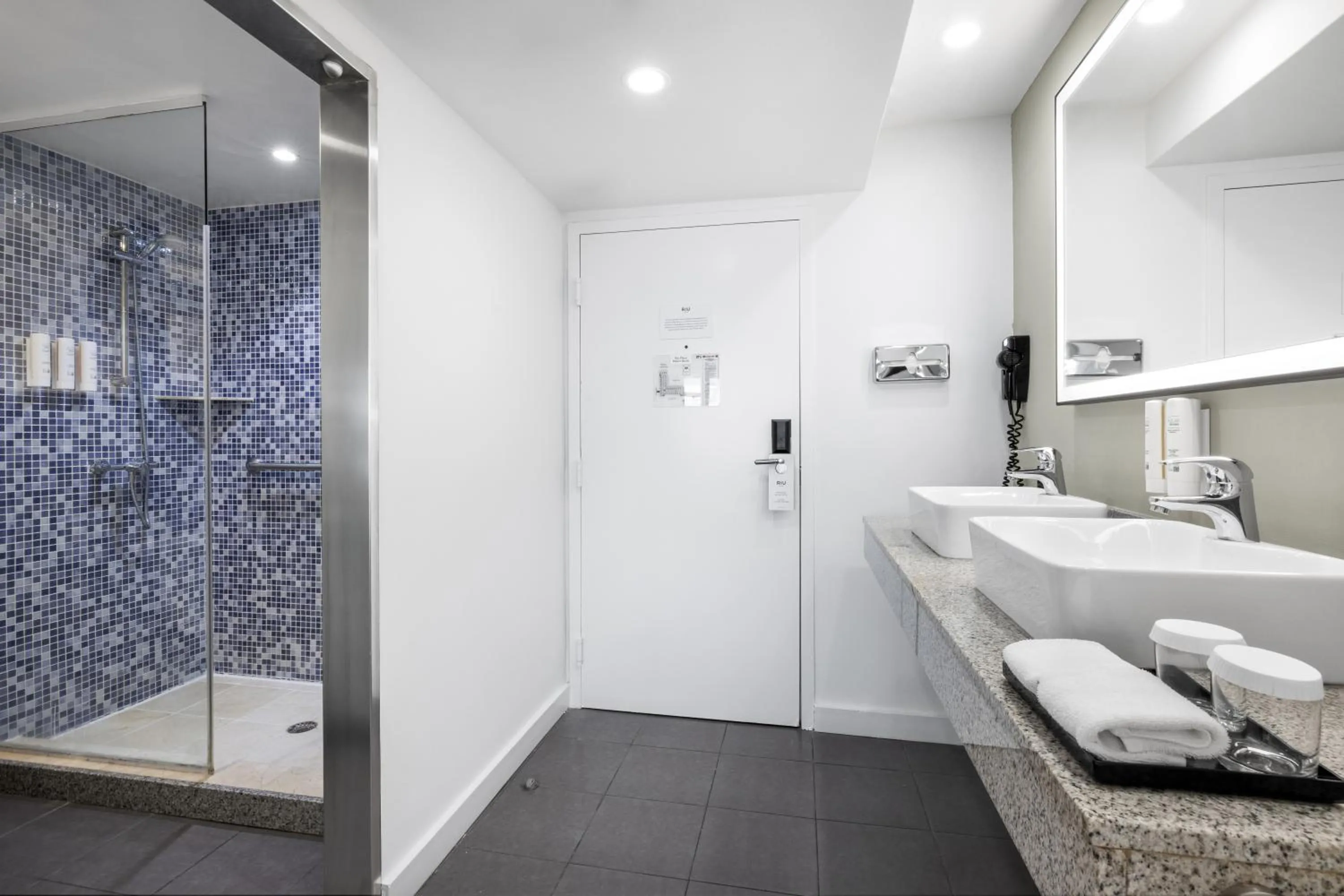 Shower in Riu Plaza Miami Beach