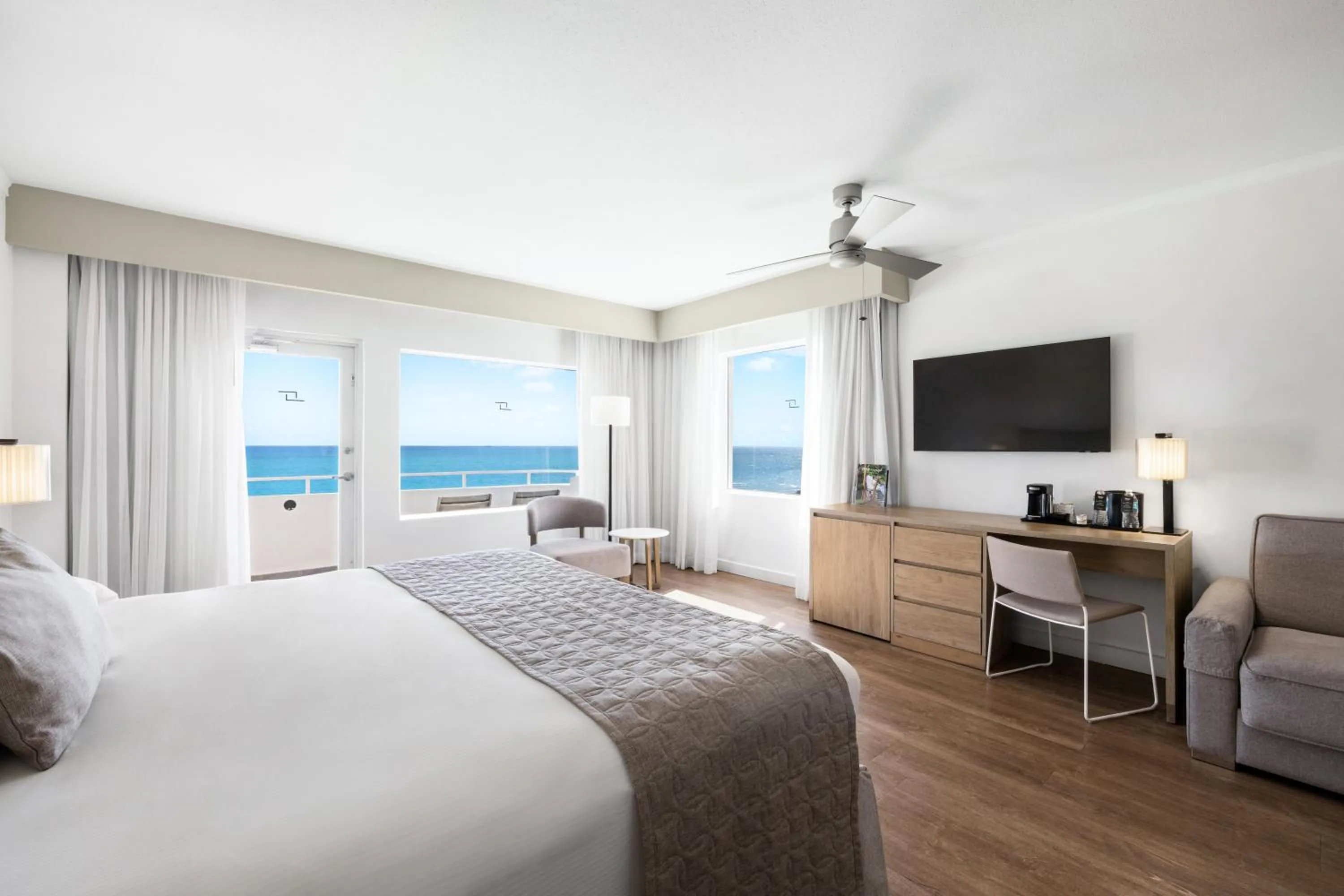 Bed in Riu Plaza Miami Beach