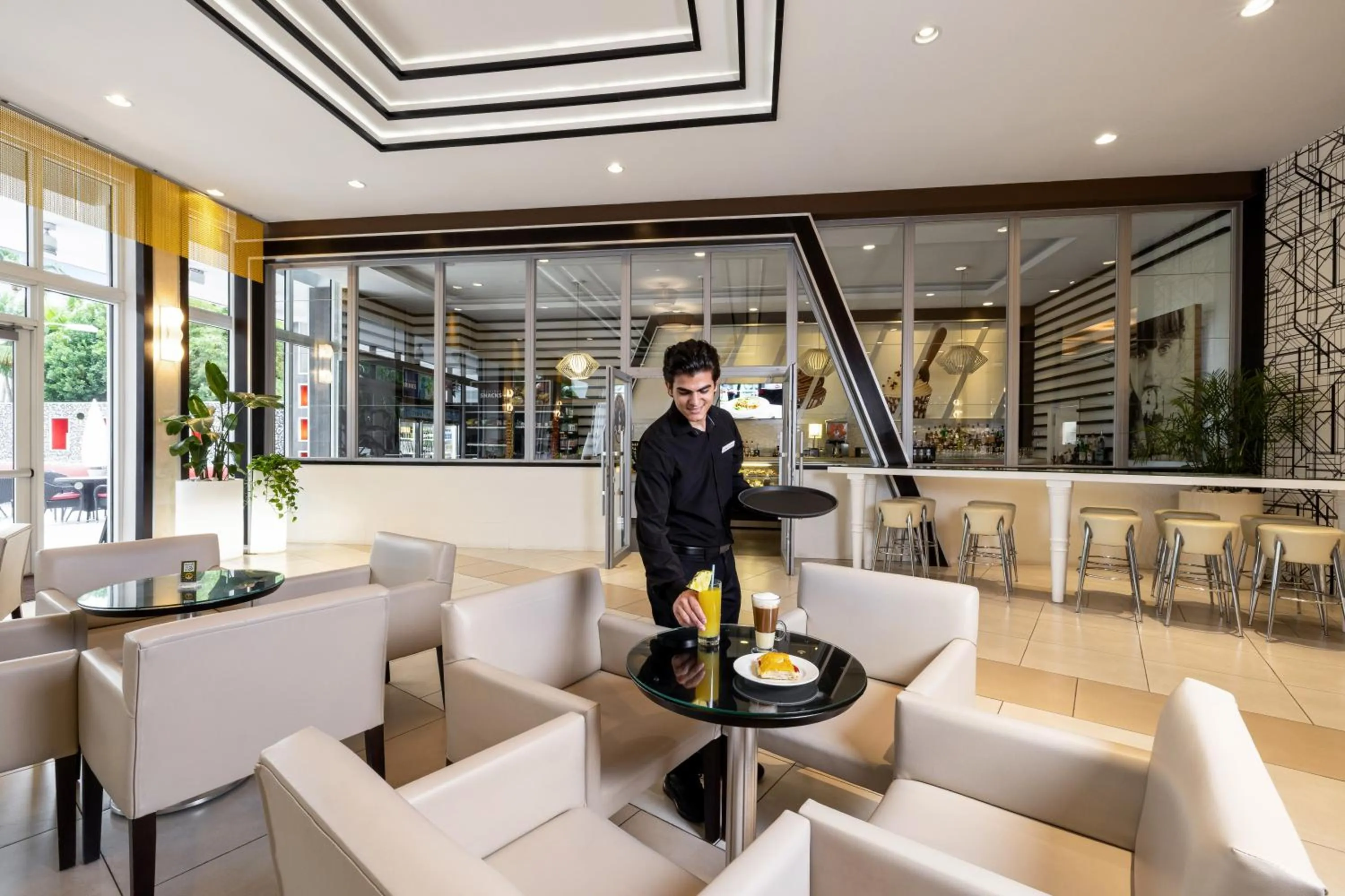 Lounge or bar in Riu Plaza Miami Beach