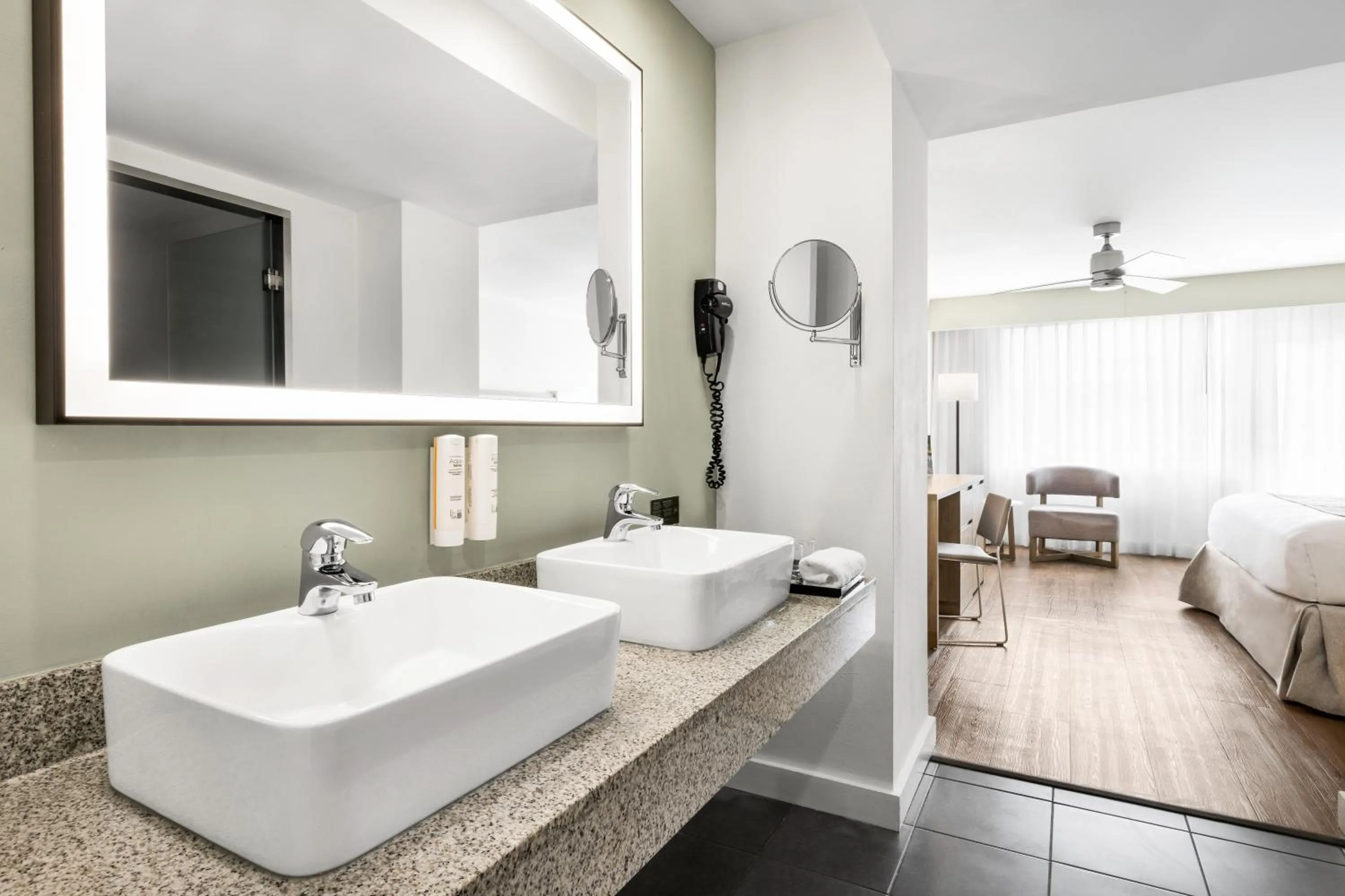 Bathroom in Riu Plaza Miami Beach