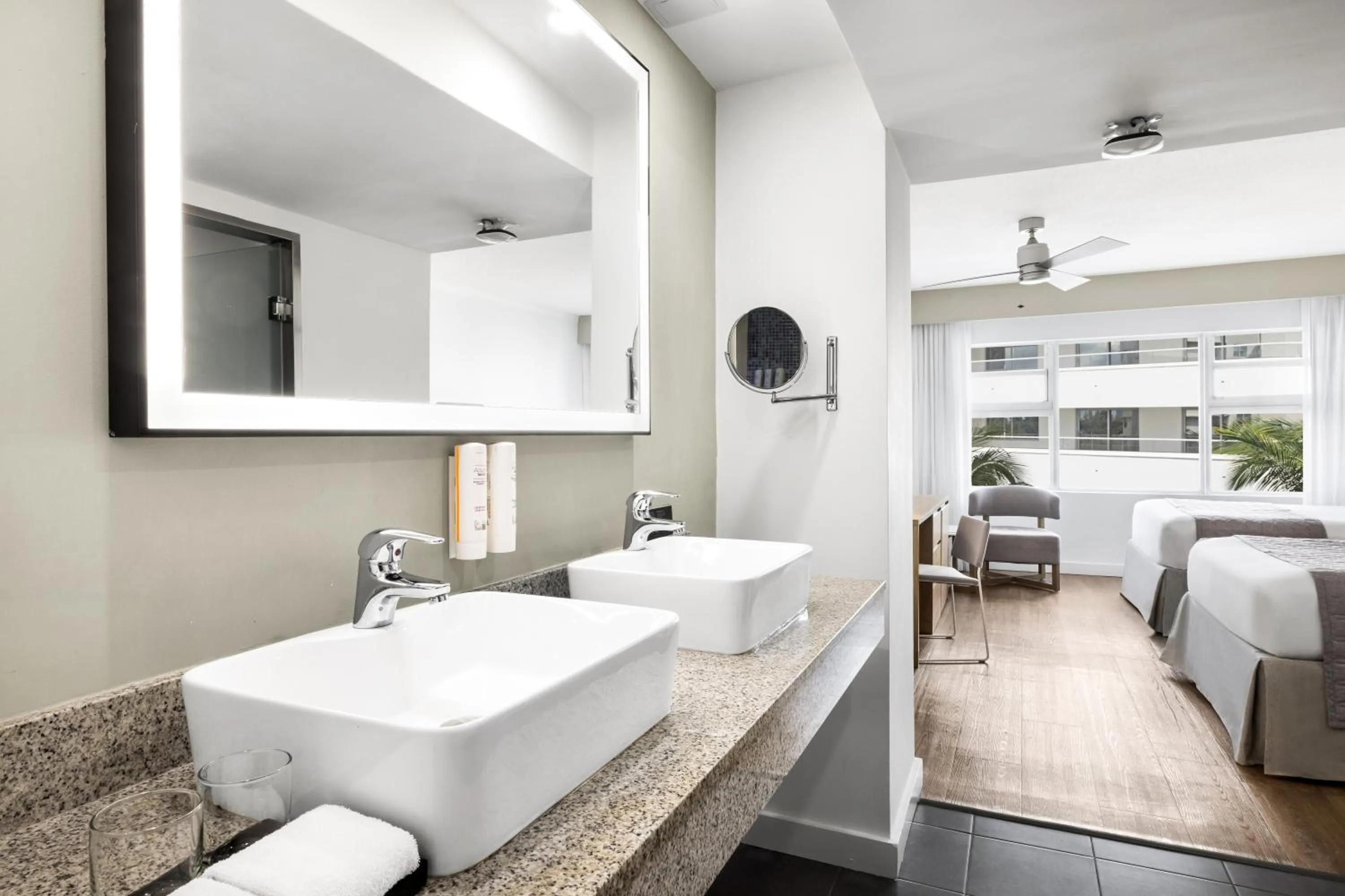 Bed in Riu Plaza Miami Beach