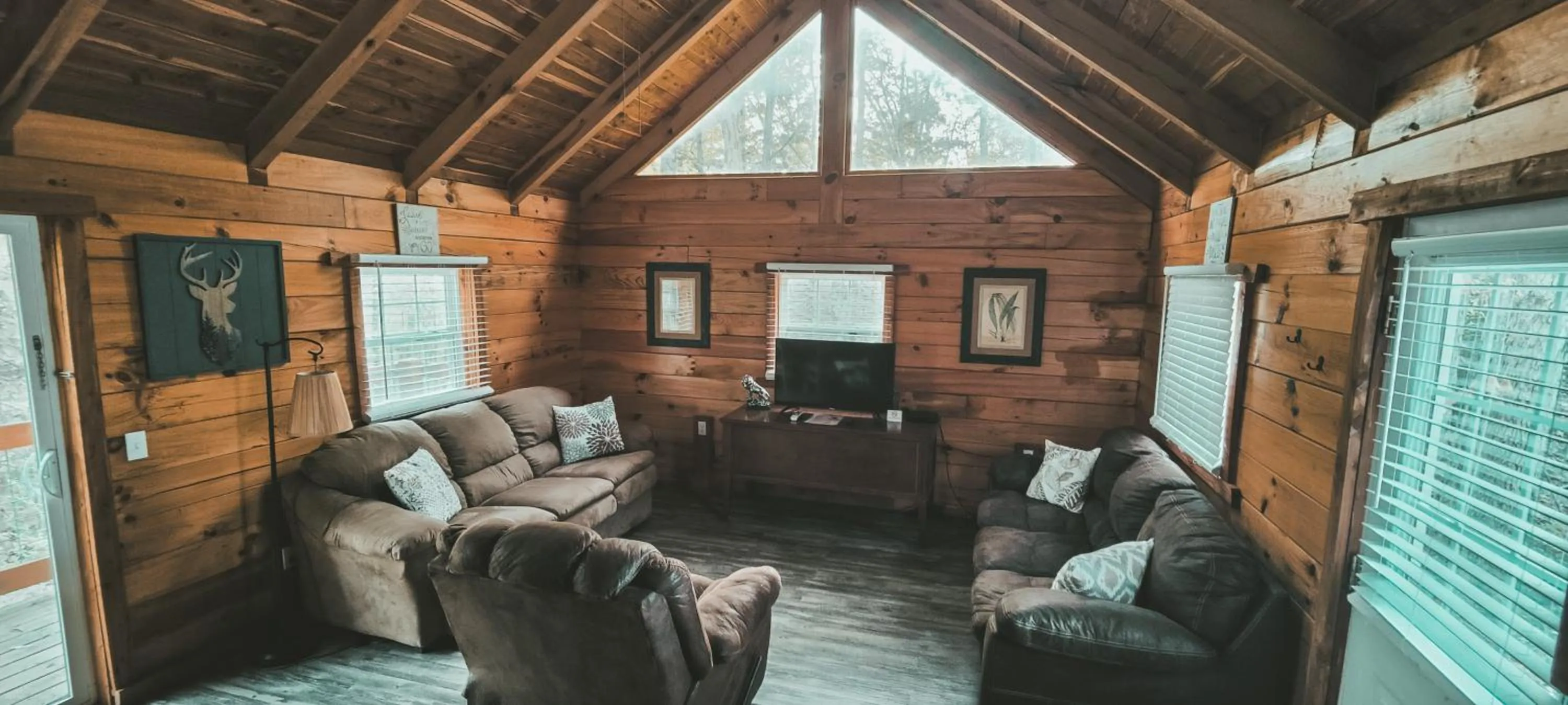 Seating area in Kozy Haven Log Cabin Rentals