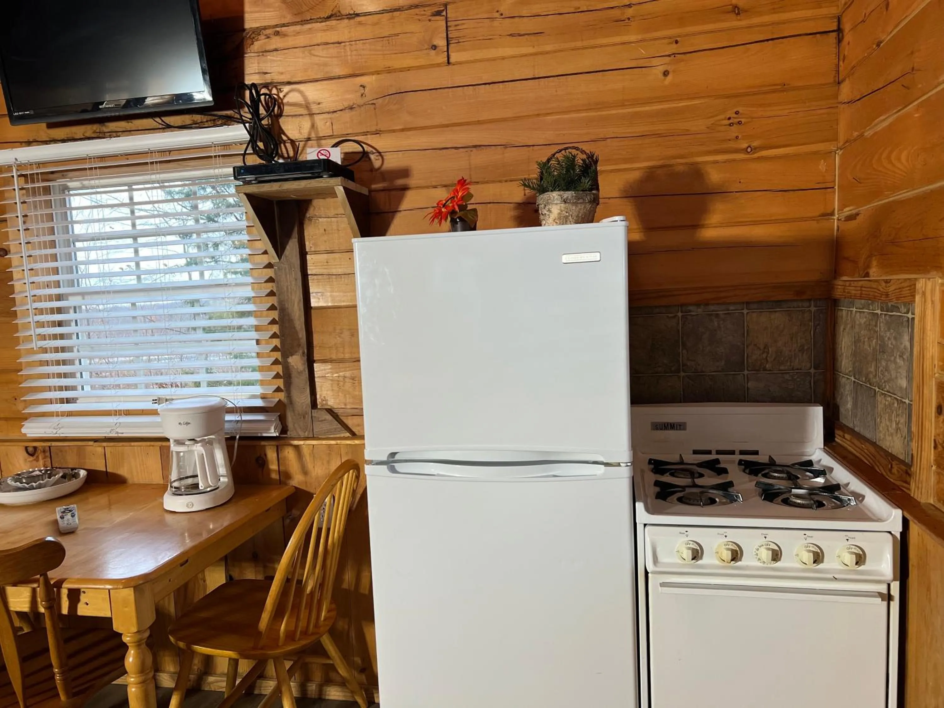 Kitchen or kitchenette in Kozy Haven Log Cabin Rentals