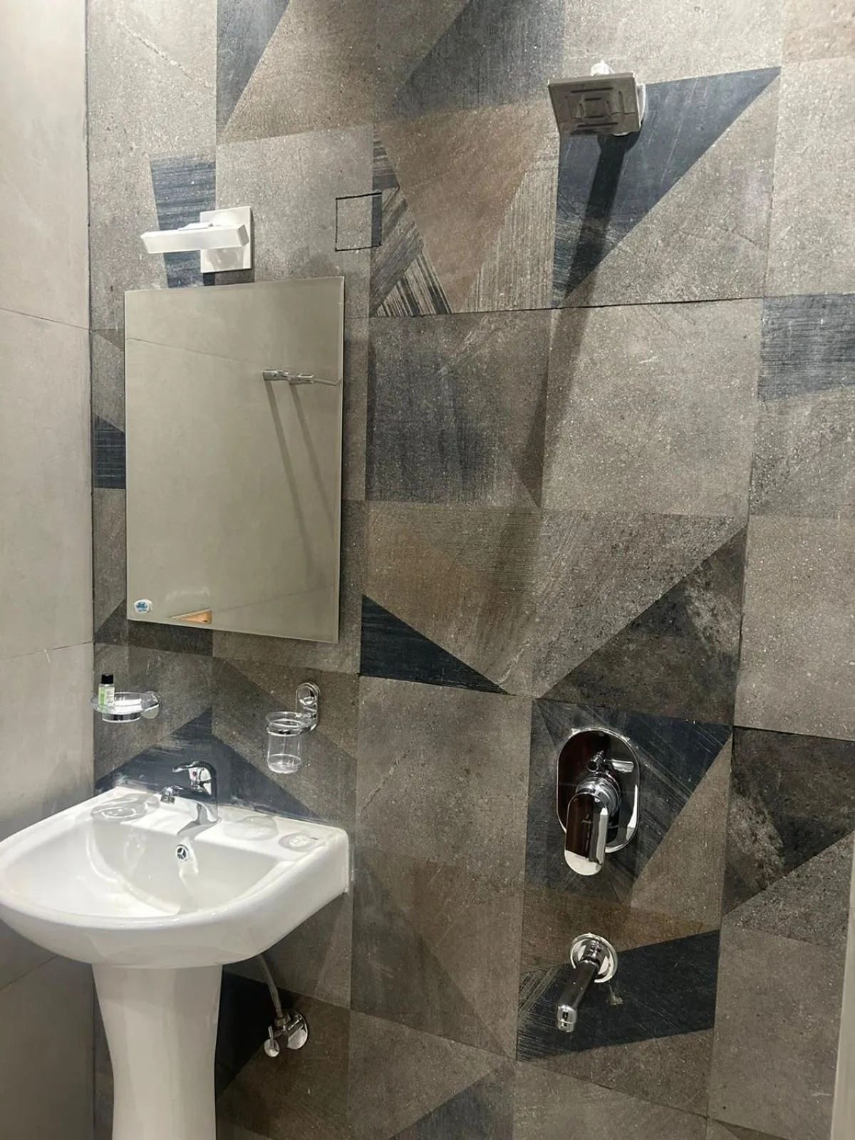 Shower in Hotel Katani Inn