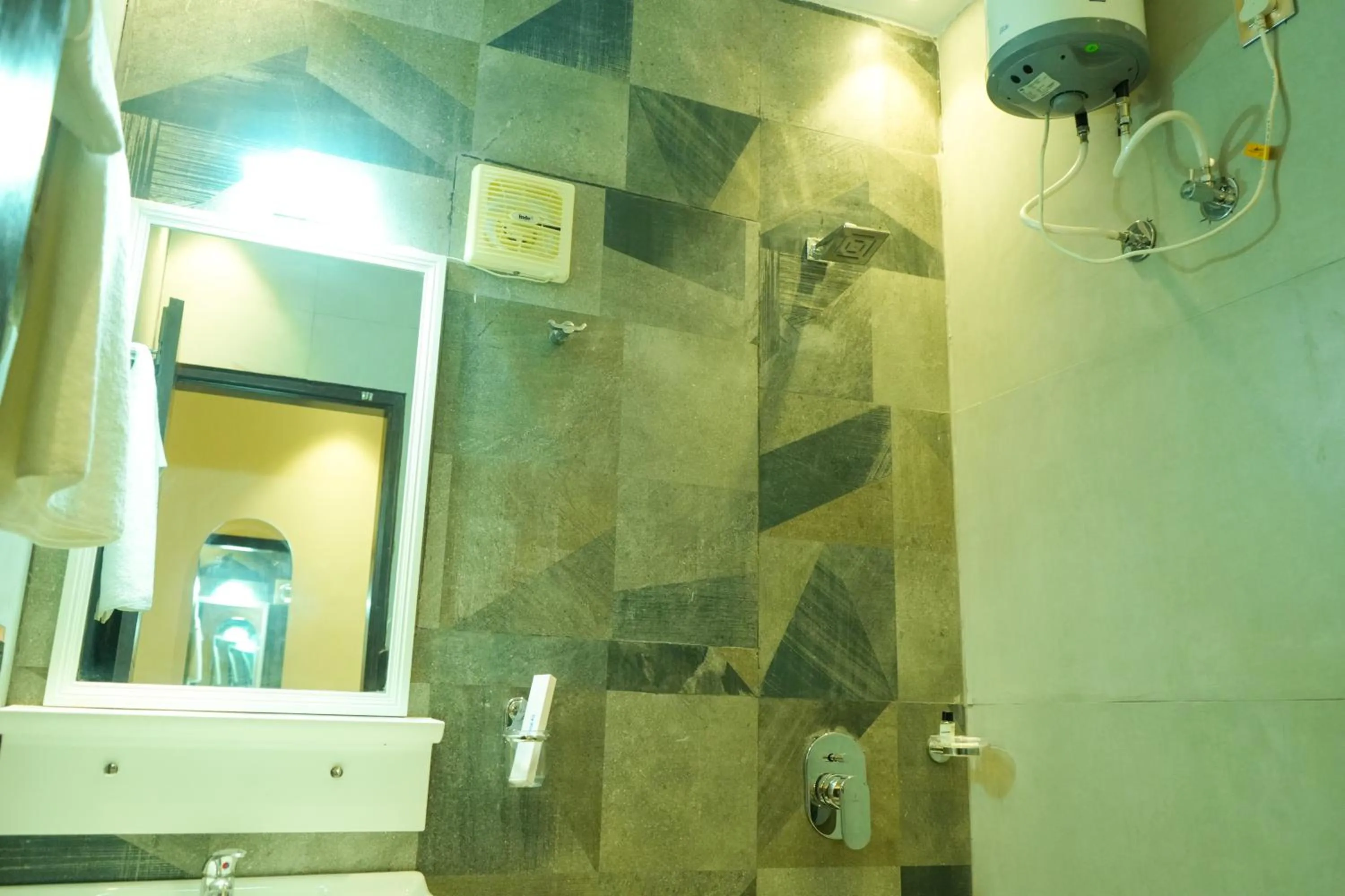 Shower in Hotel Katani Inn