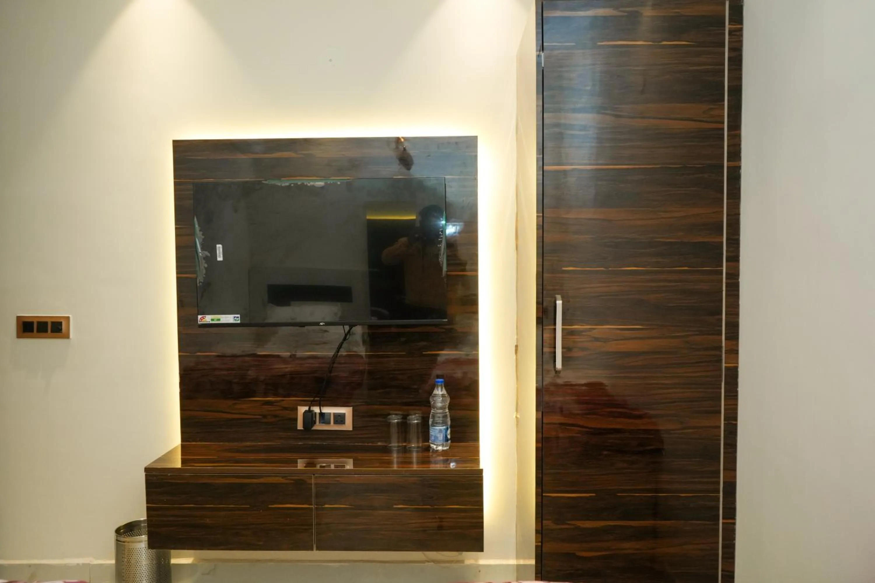 TV and multimedia in Hotel Katani Inn