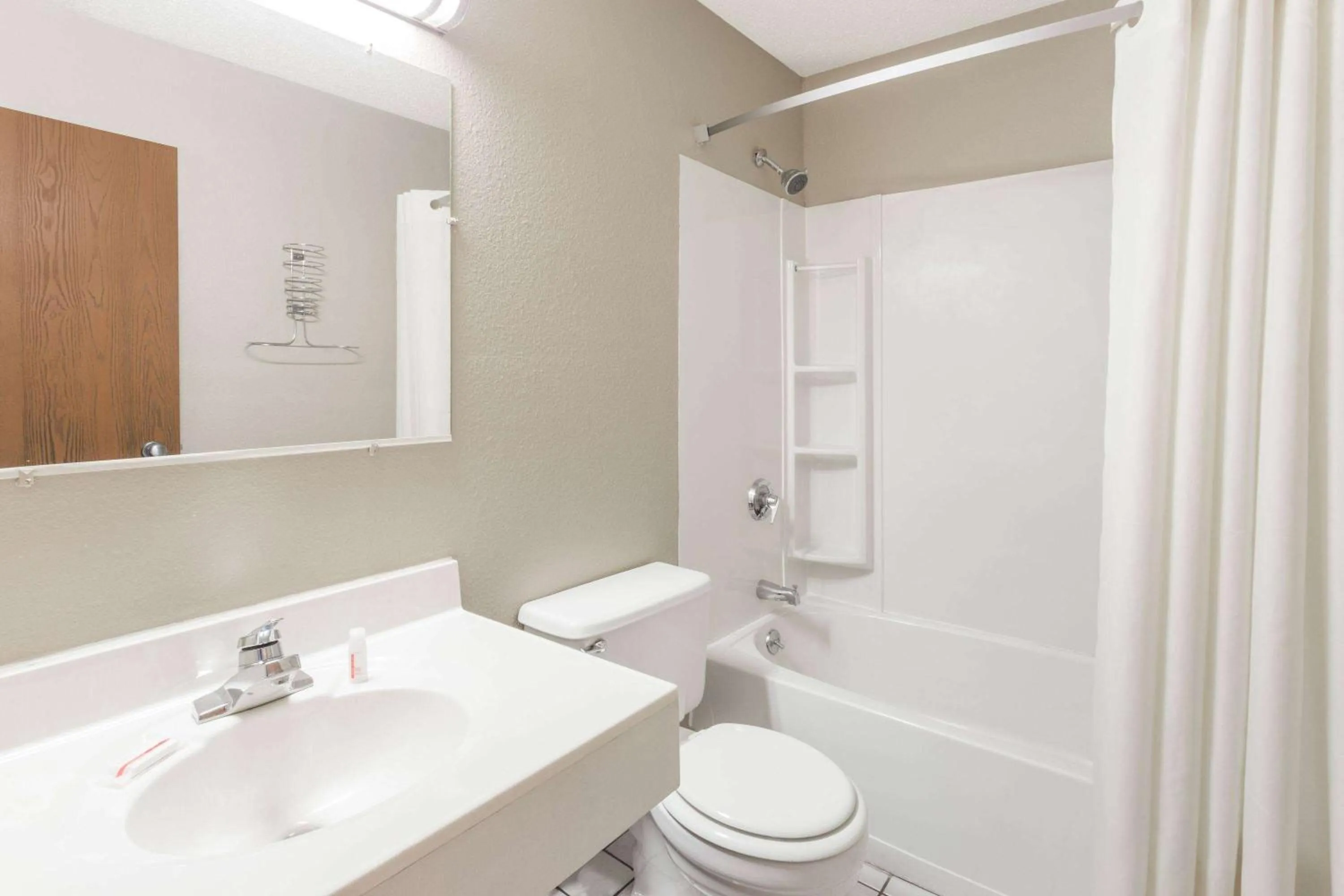 TV and multimedia in Super 8 by Wyndham Kenosha/Pleasant Prairie