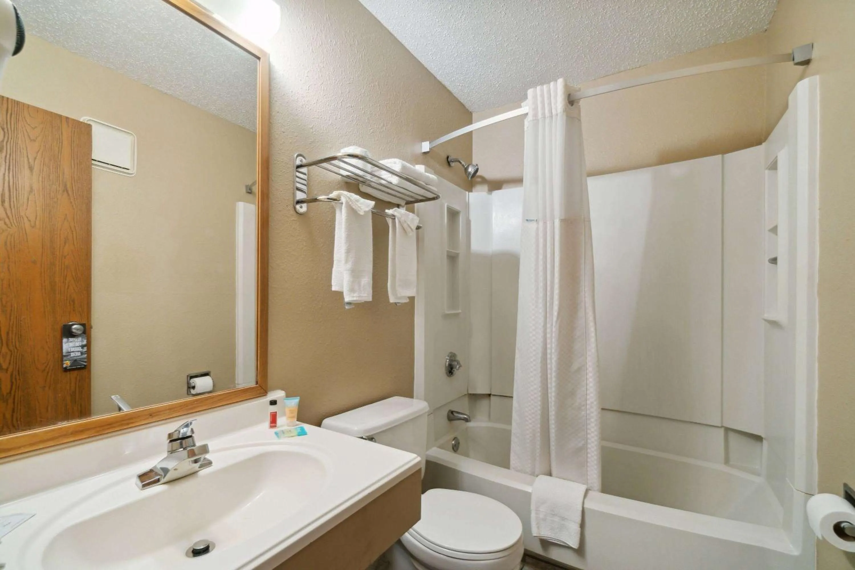 TV and multimedia in Super 8 by Wyndham Kenosha/Pleasant Prairie