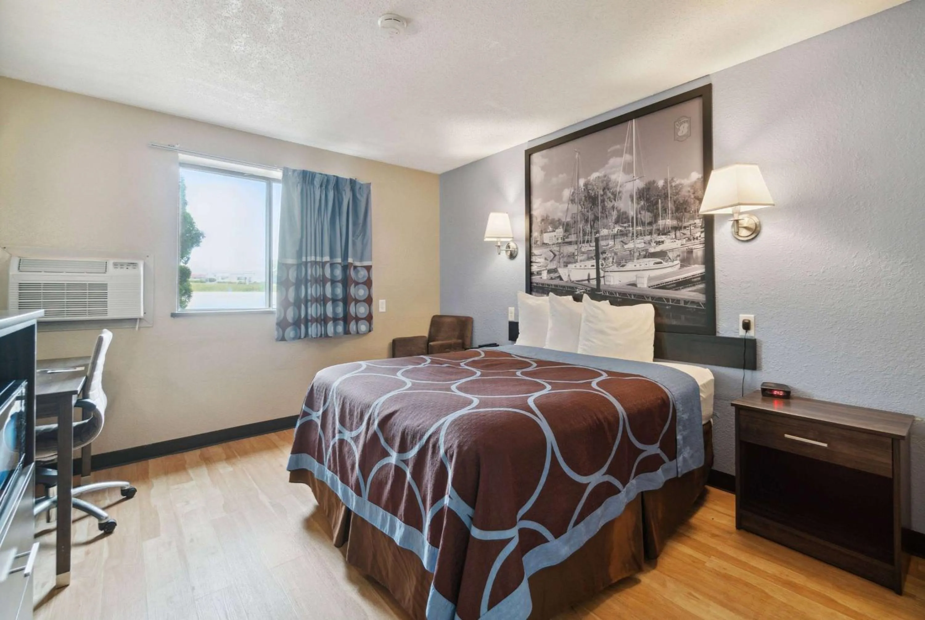 Photo of the whole room, Bed in Super 8 by Wyndham Kenosha/Pleasant Prairie