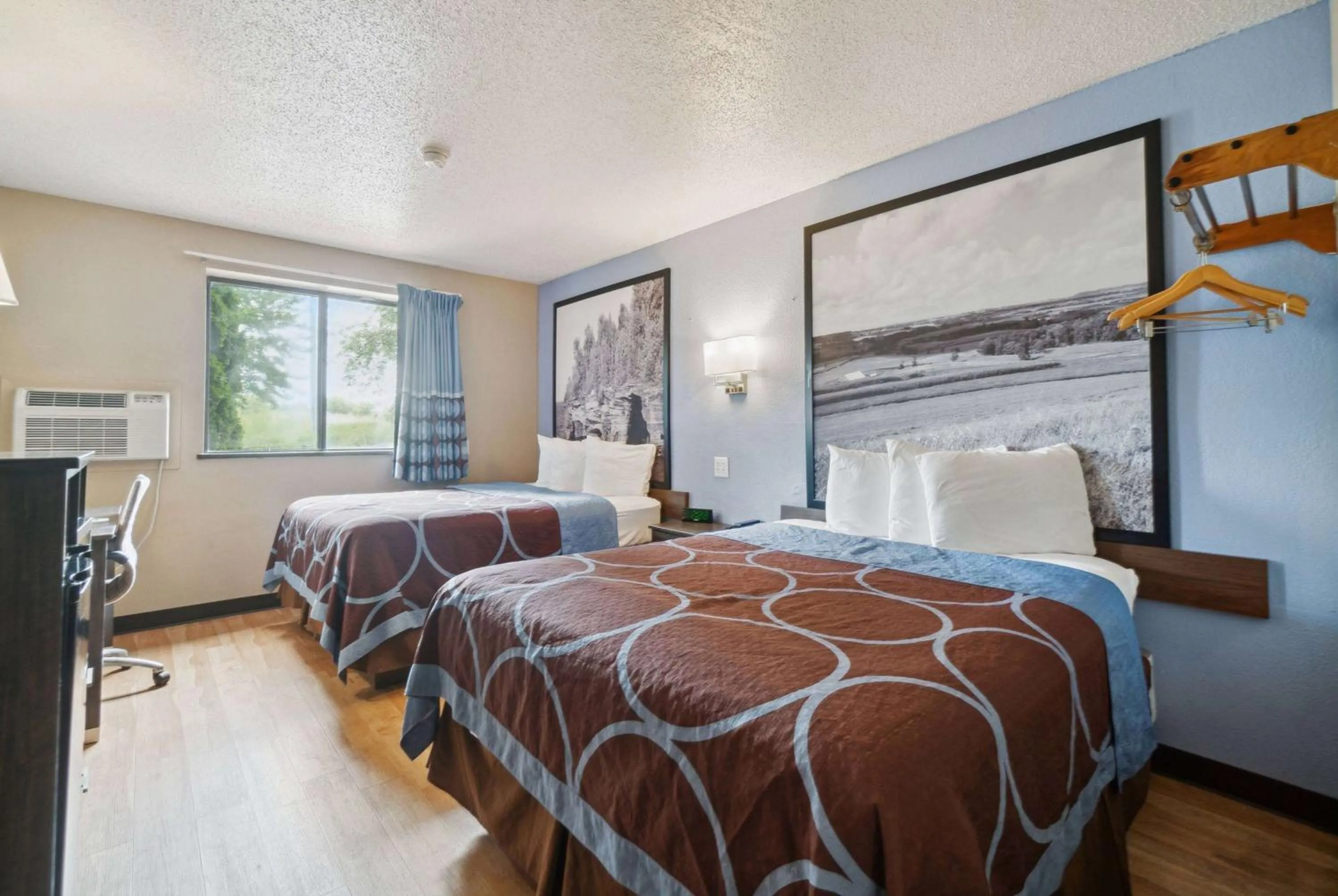 Photo of the whole room, Bed in Super 8 by Wyndham Kenosha/Pleasant Prairie