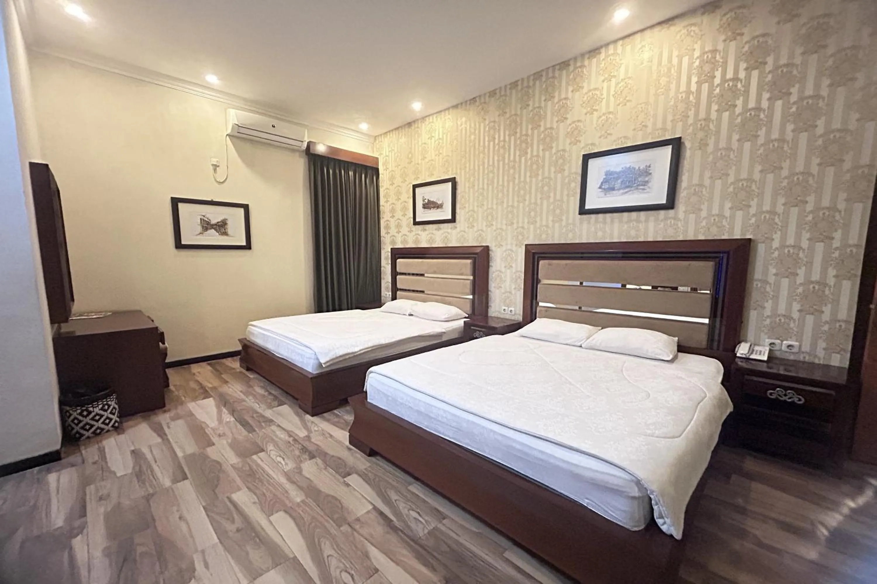 Photo of the whole room, Bed in Niwa Canting