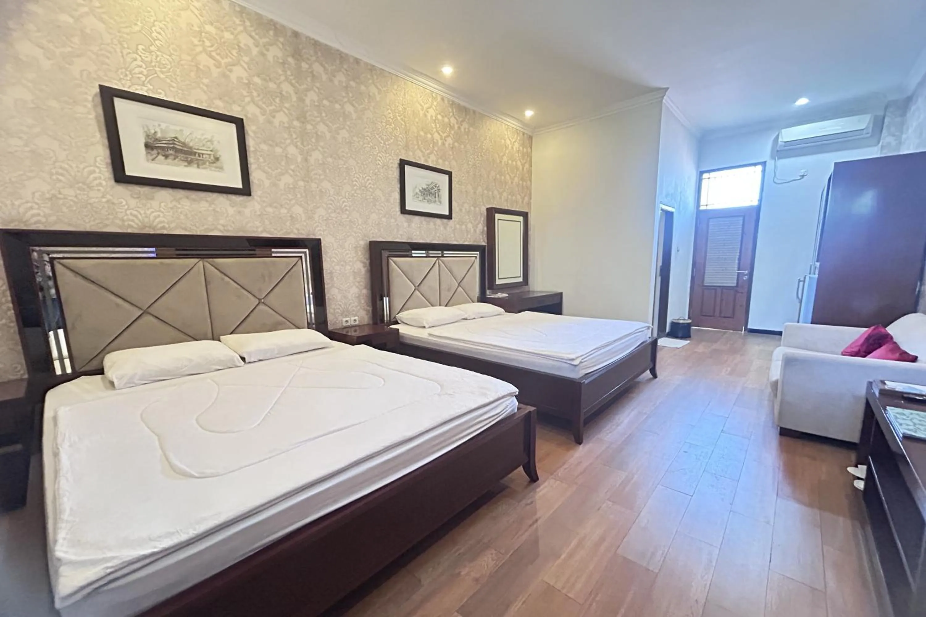 Bedroom, Bed in Niwa Canting