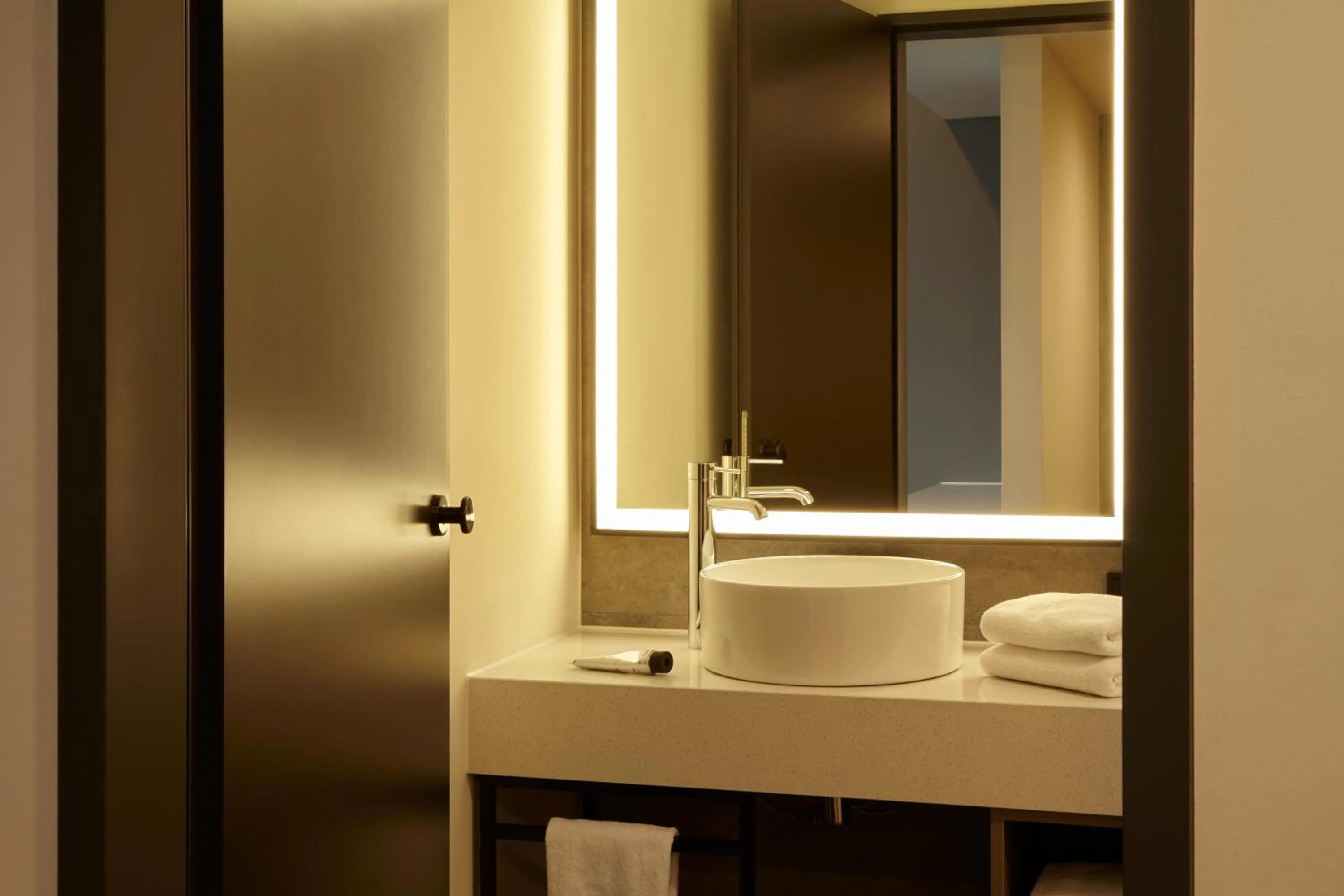 Bathroom in REVERB by Hard Rock Hamburg