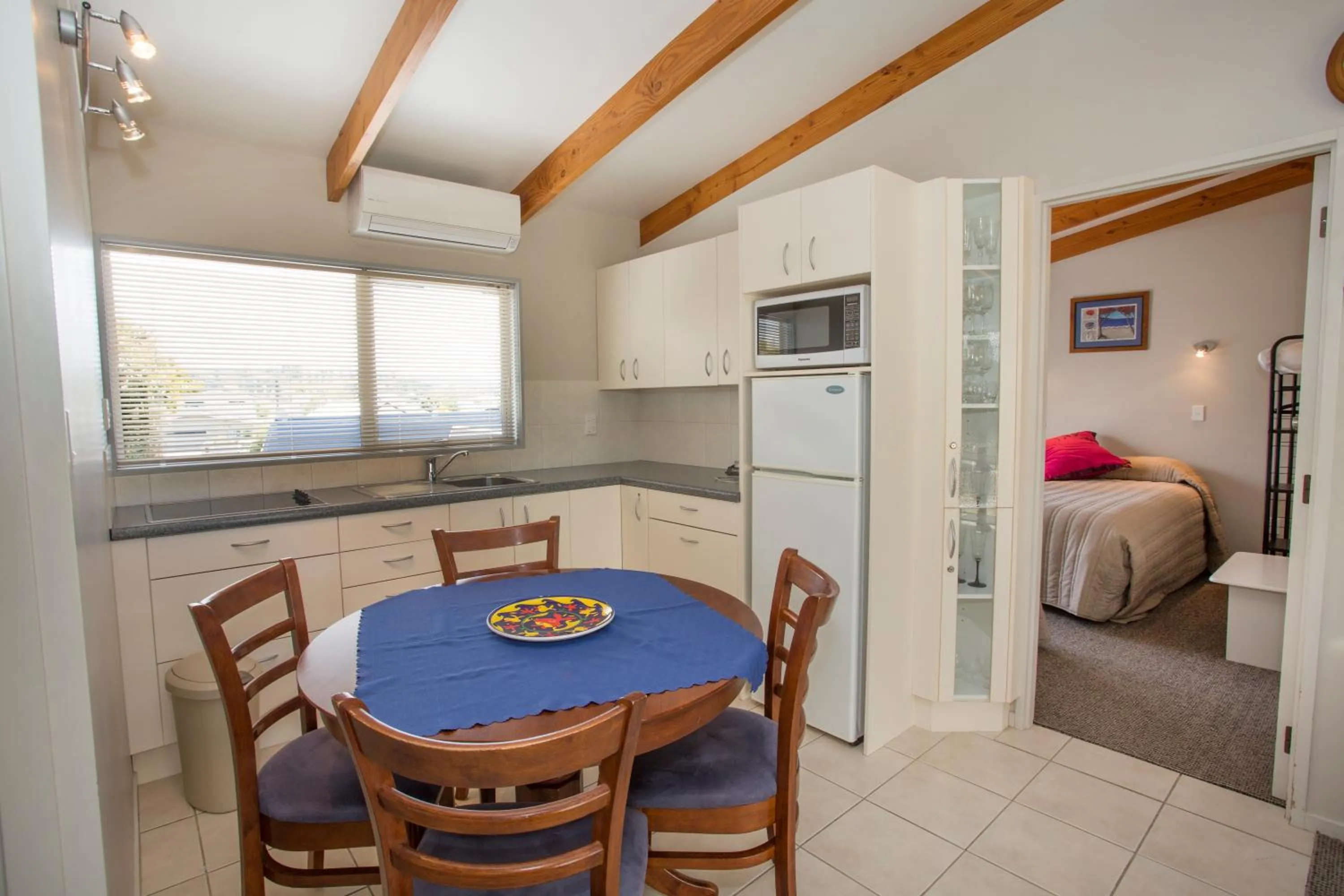 Dining area, Bed in Palm Pacific Resort & Motel