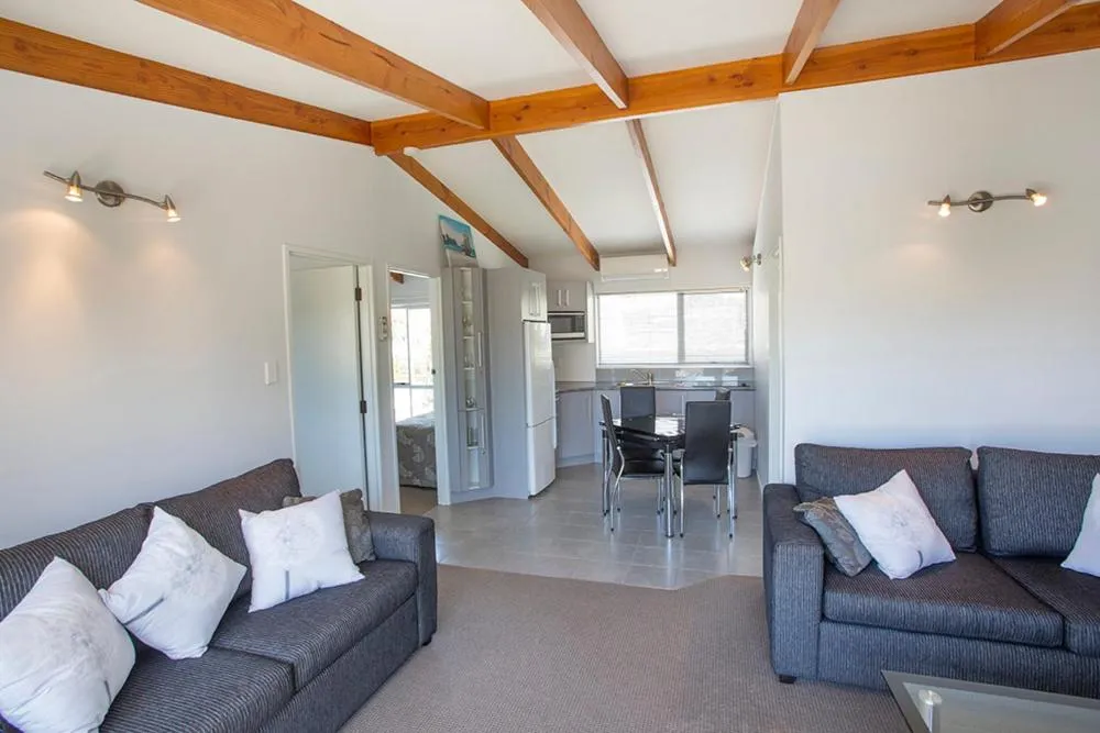 Dining area in Palm Pacific Resort & Motel