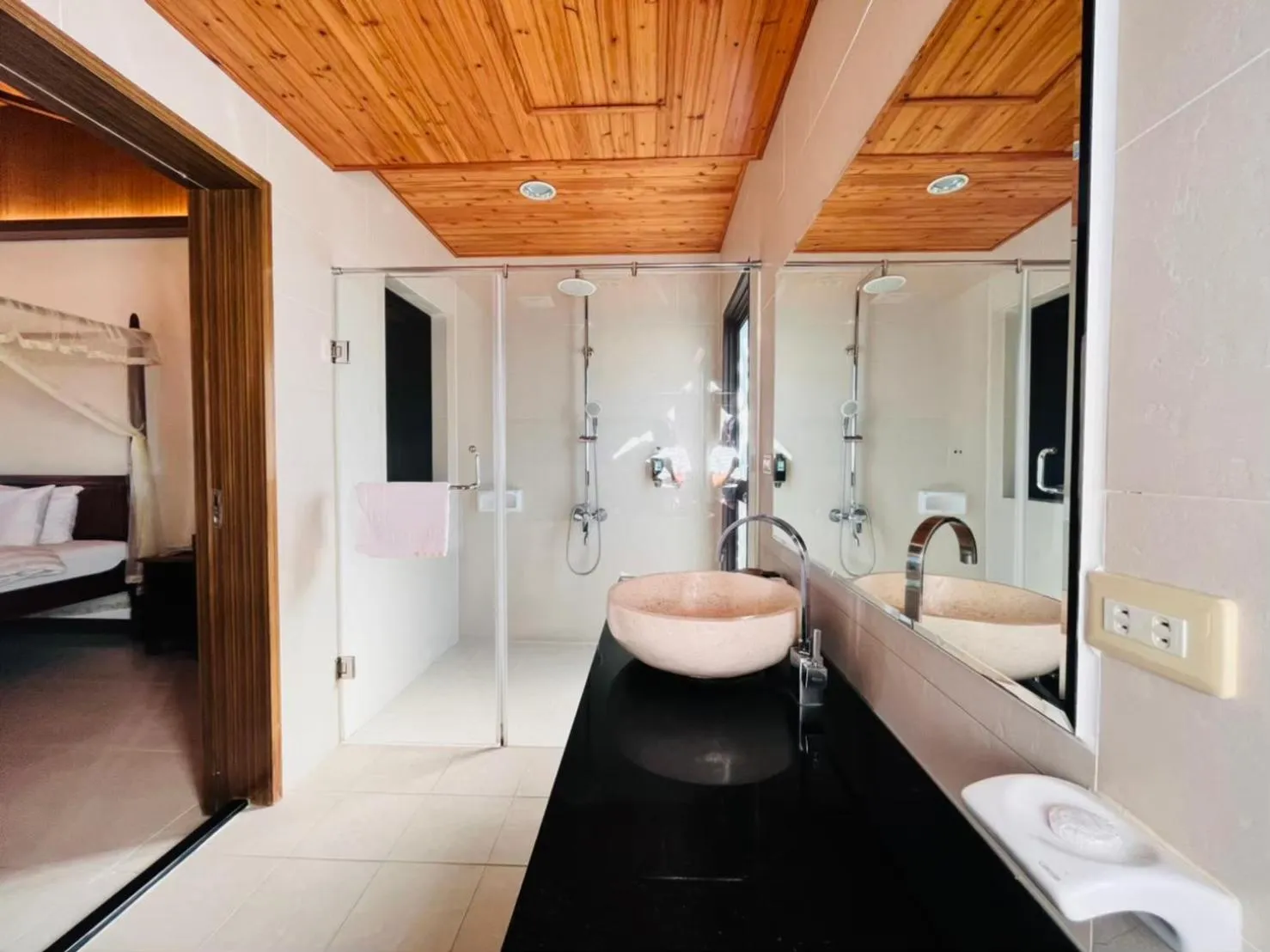 Shower, Bed in Kenting Summerland Garden Resort