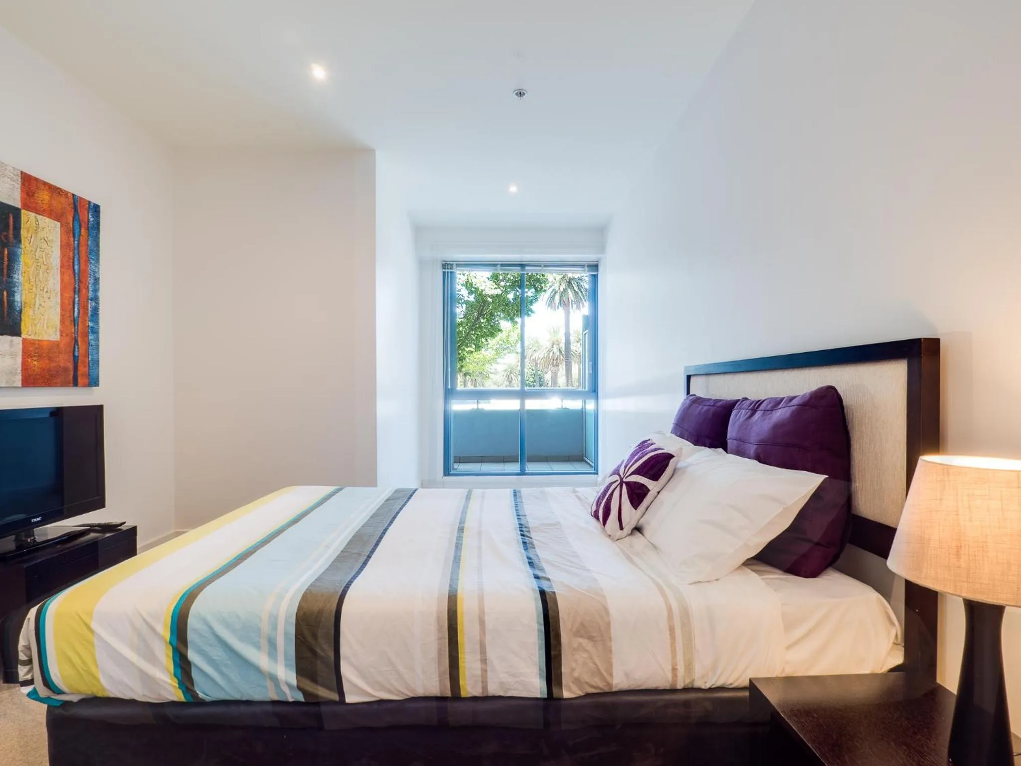 Bed in Waterfront (Yarra St) by Gold Star Stays