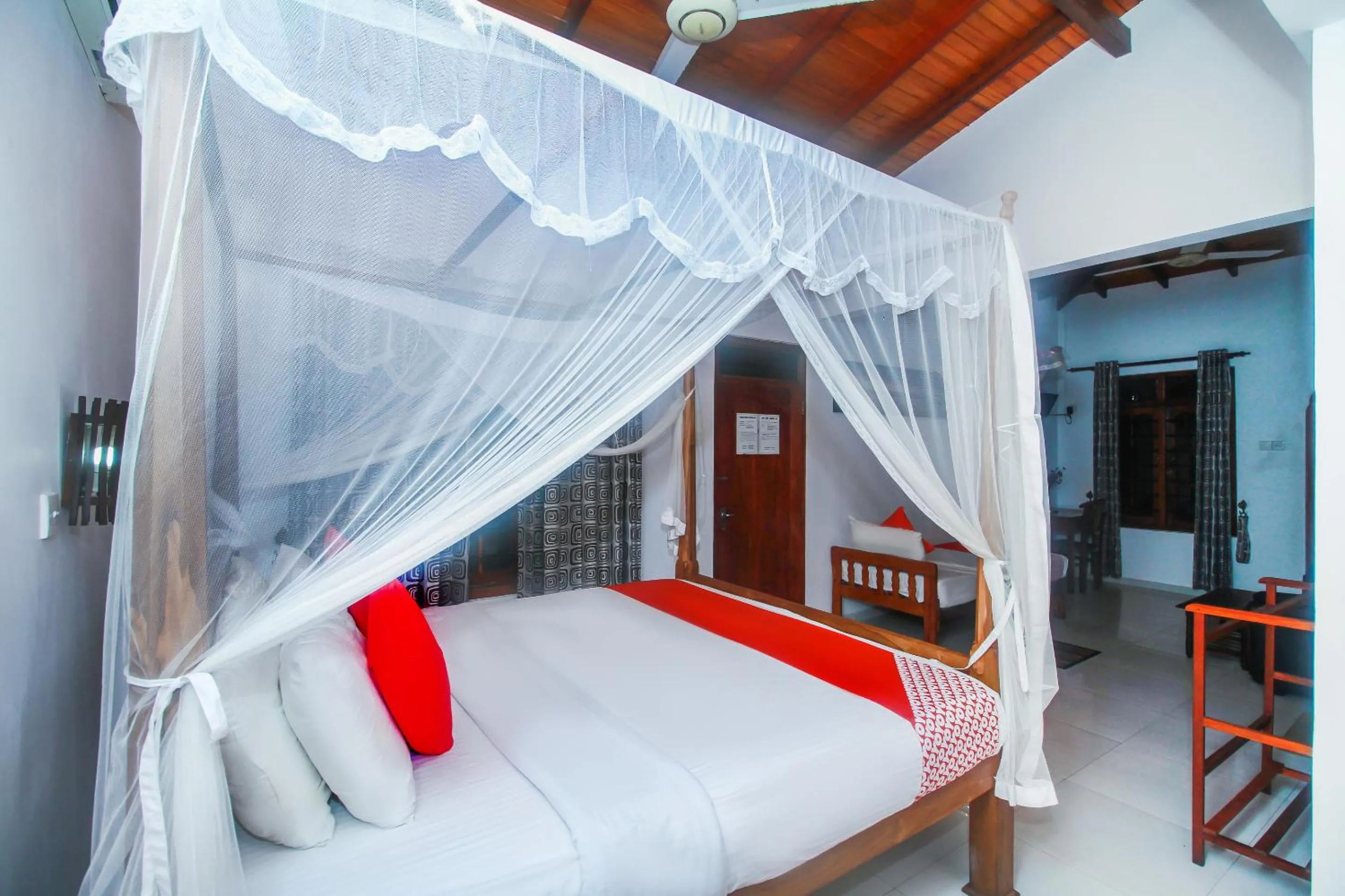 Bedroom, Bed in Happy Night Holiday Inn