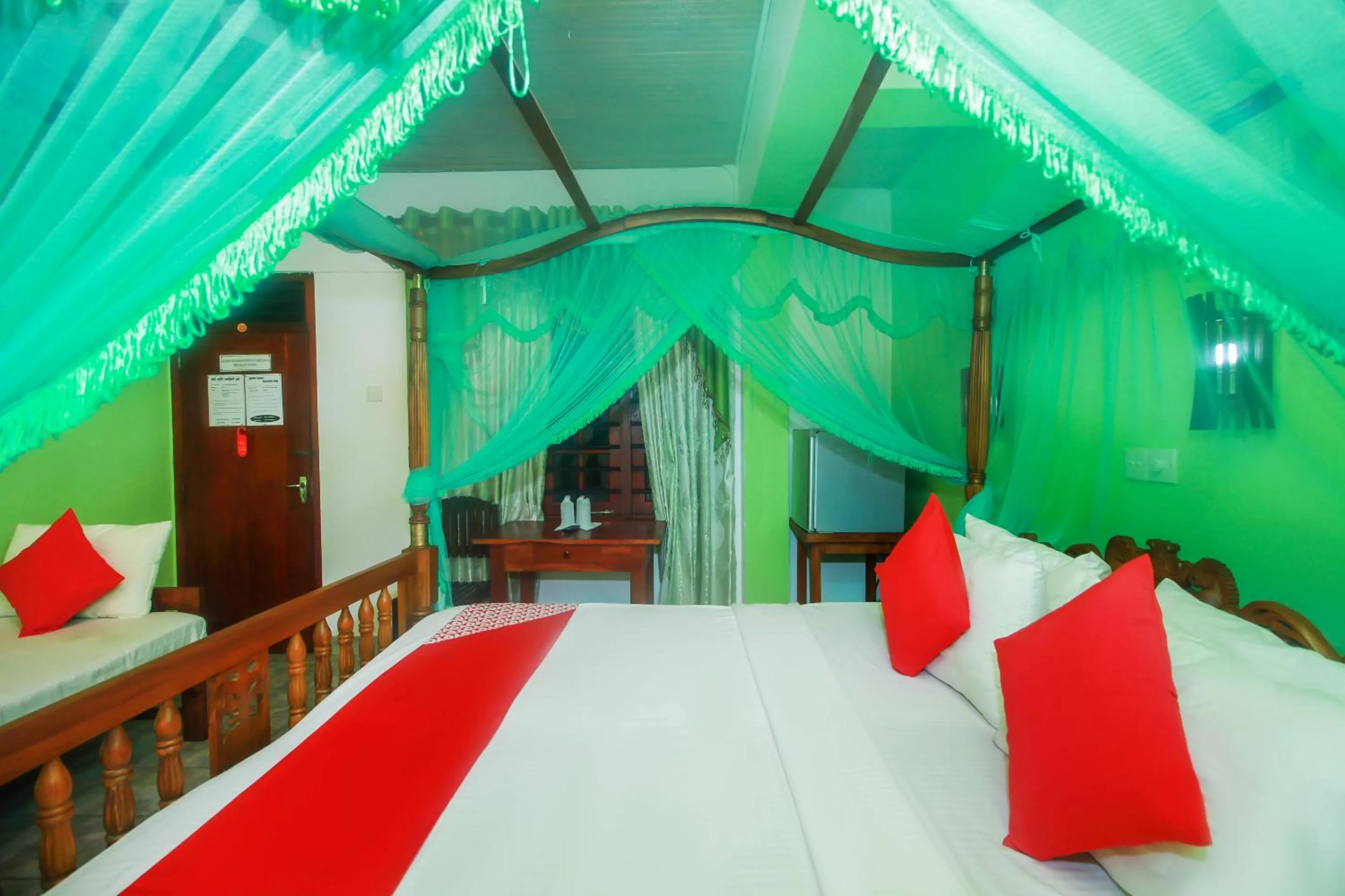 Bedroom, Bed in Happy Night Holiday Inn