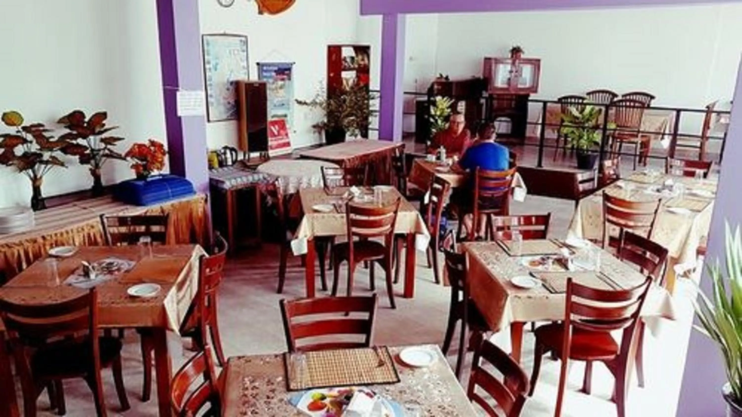 Restaurant/places to eat in Happy Night Holiday Inn