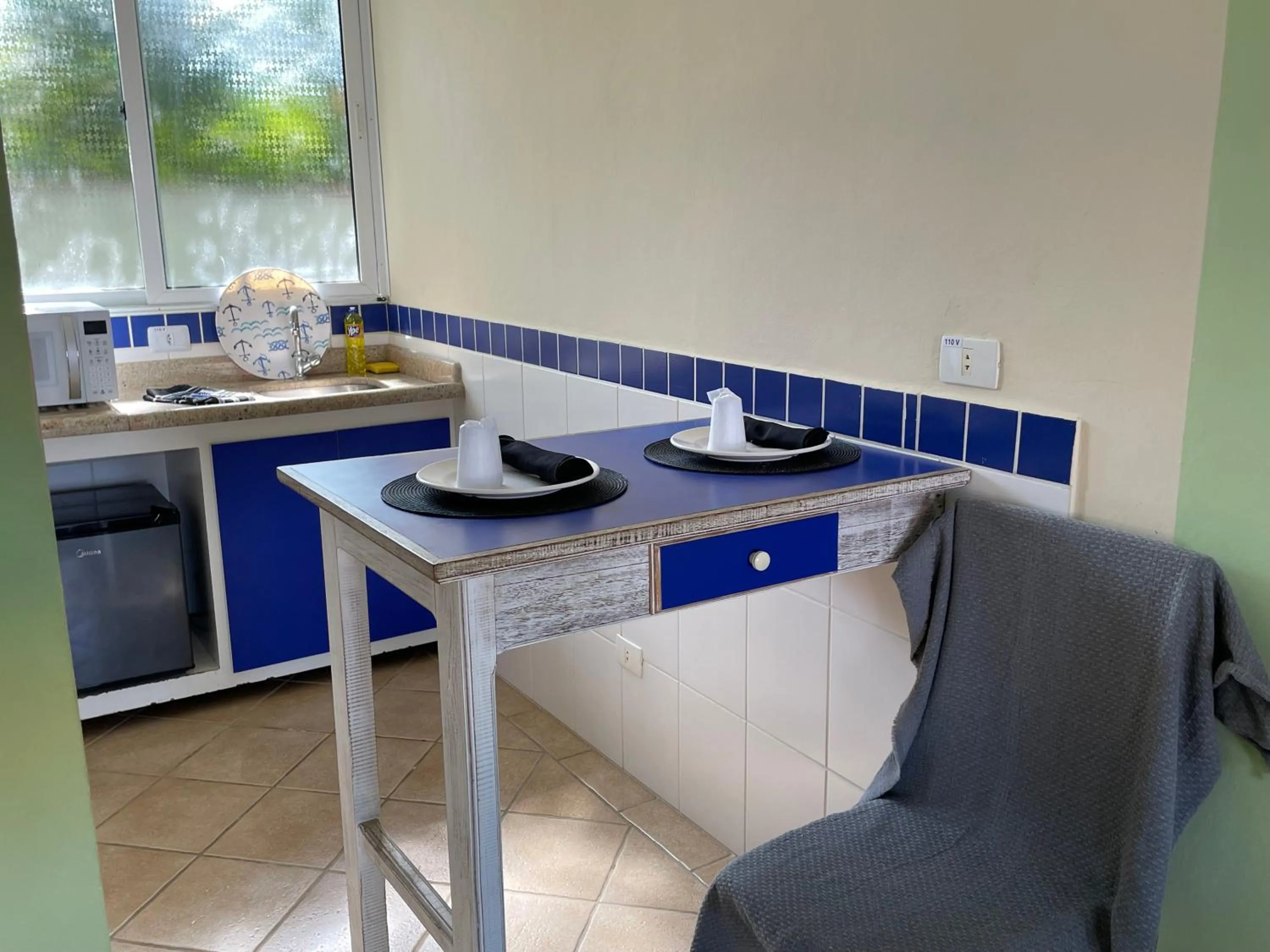 Kitchen or kitchenette in Surfside Suites