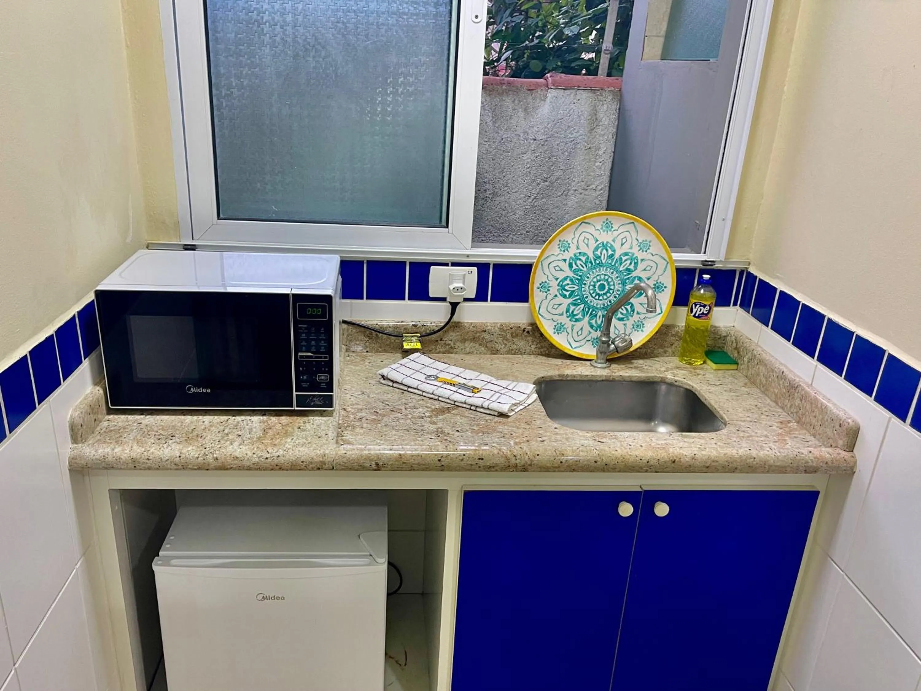 microwave in Surfside Suites