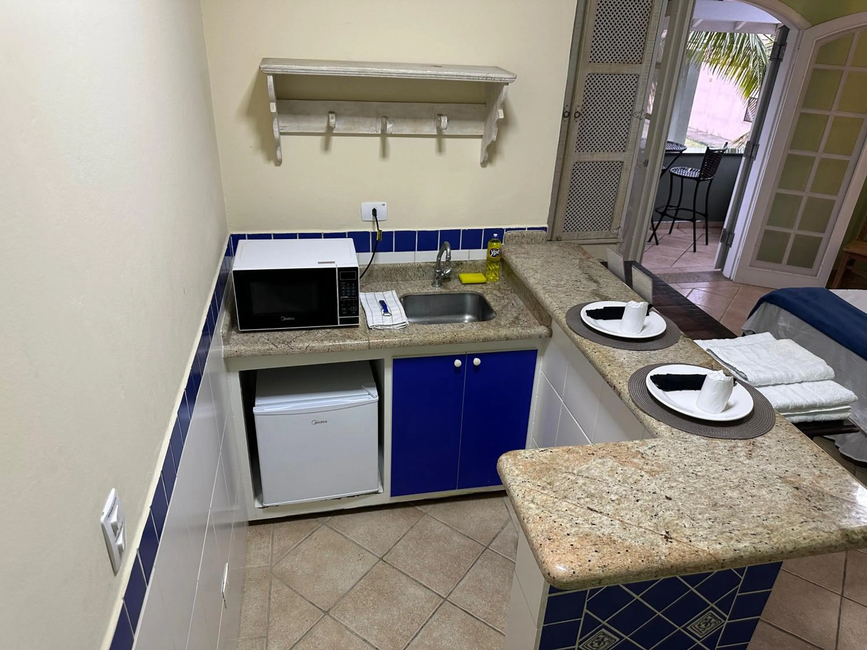 Kitchen or kitchenette in Surfside Suites