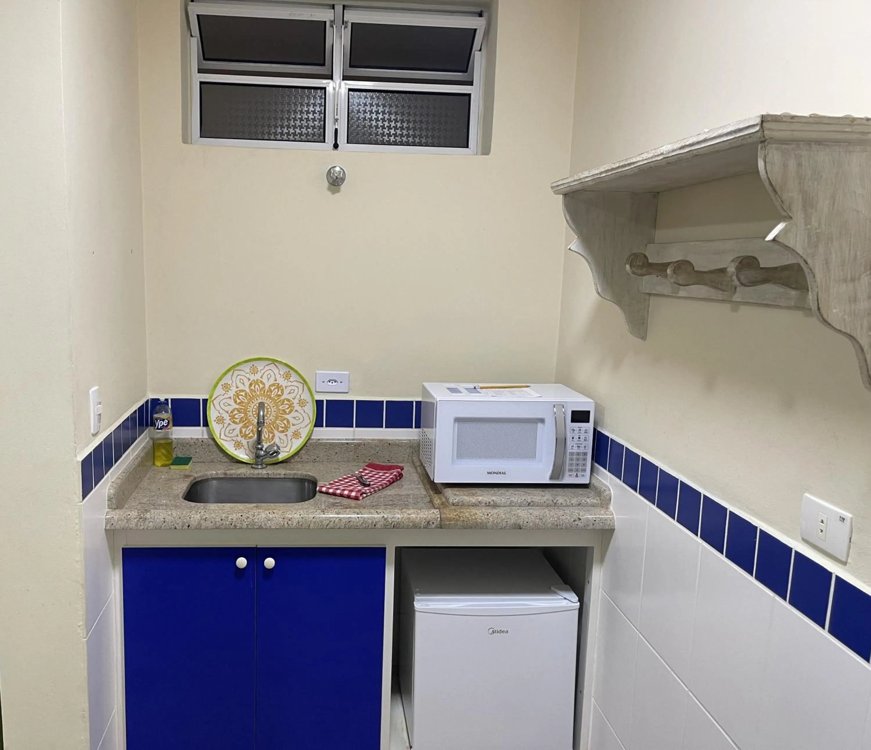 microwave in Surfside Suites