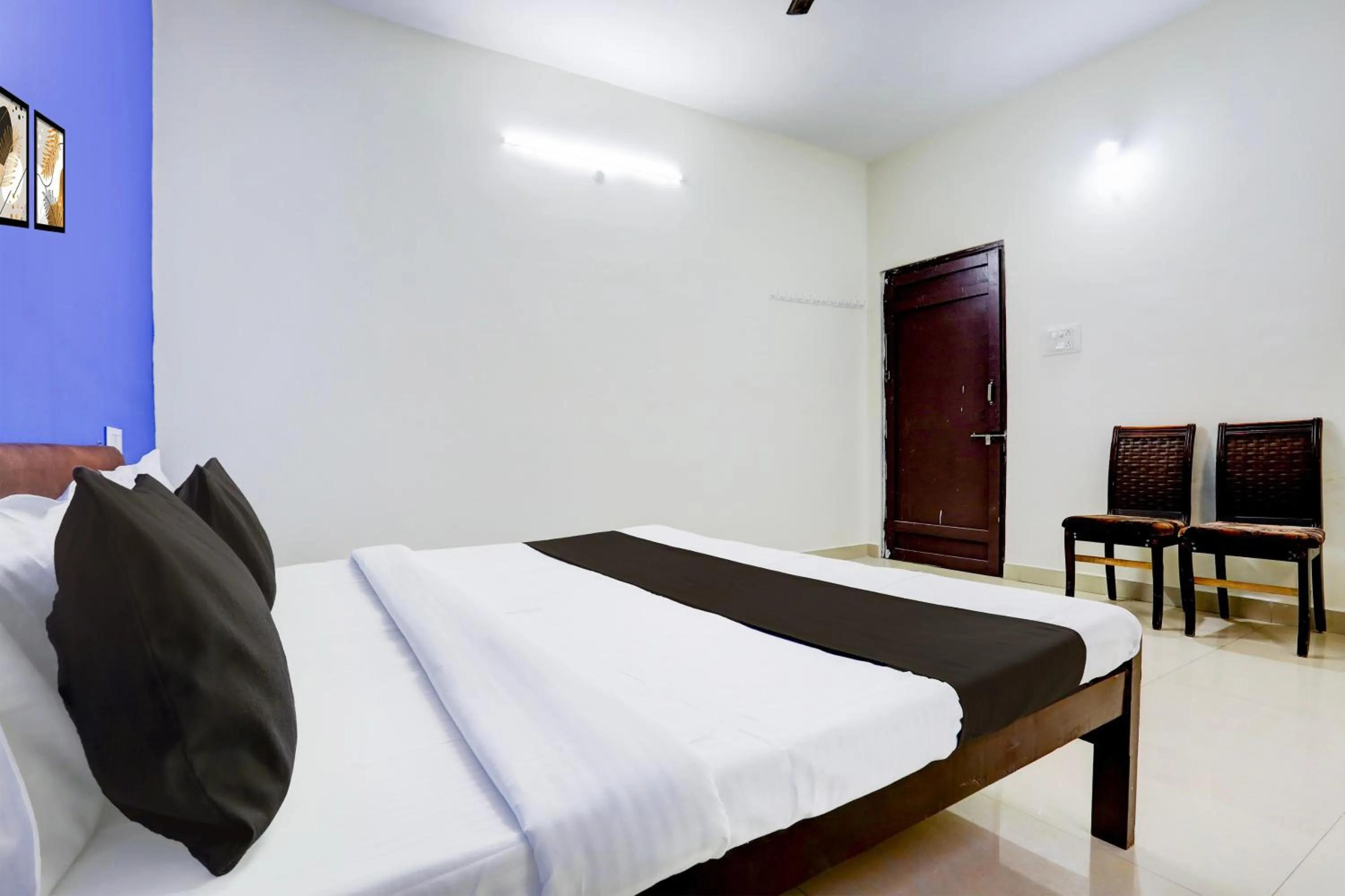 Bedroom, Bed in Hotel O Shree Mayaa