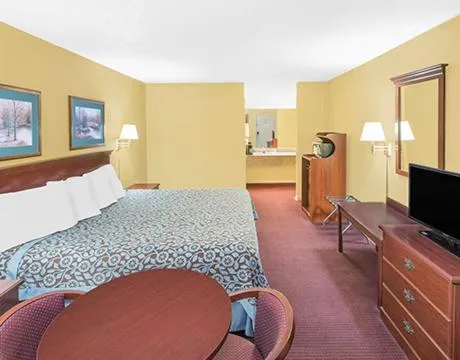 Bed in Travel Inn North Little Rock