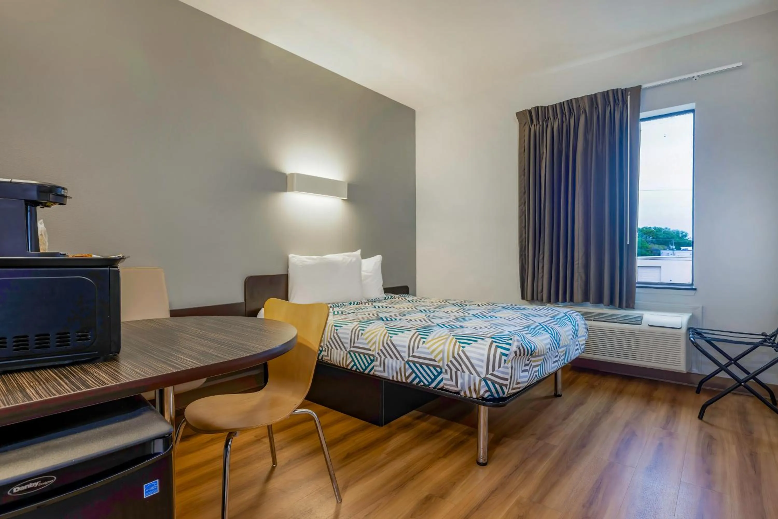 Bedroom, Bed in Studio 6 Suites Texas City, TX I 45 South