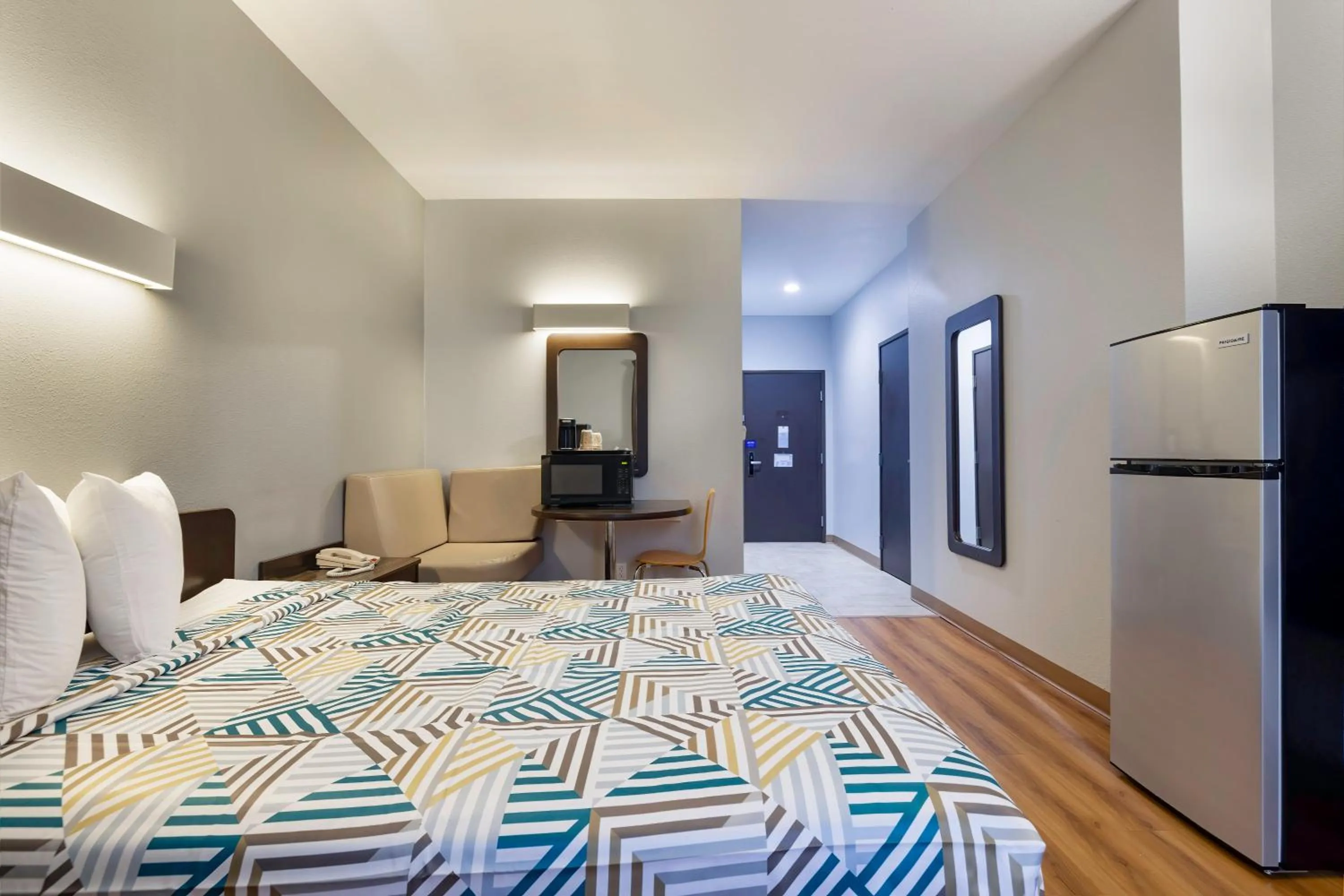 Bedroom, Bed in Studio 6 Suites Texas City, TX I 45 South